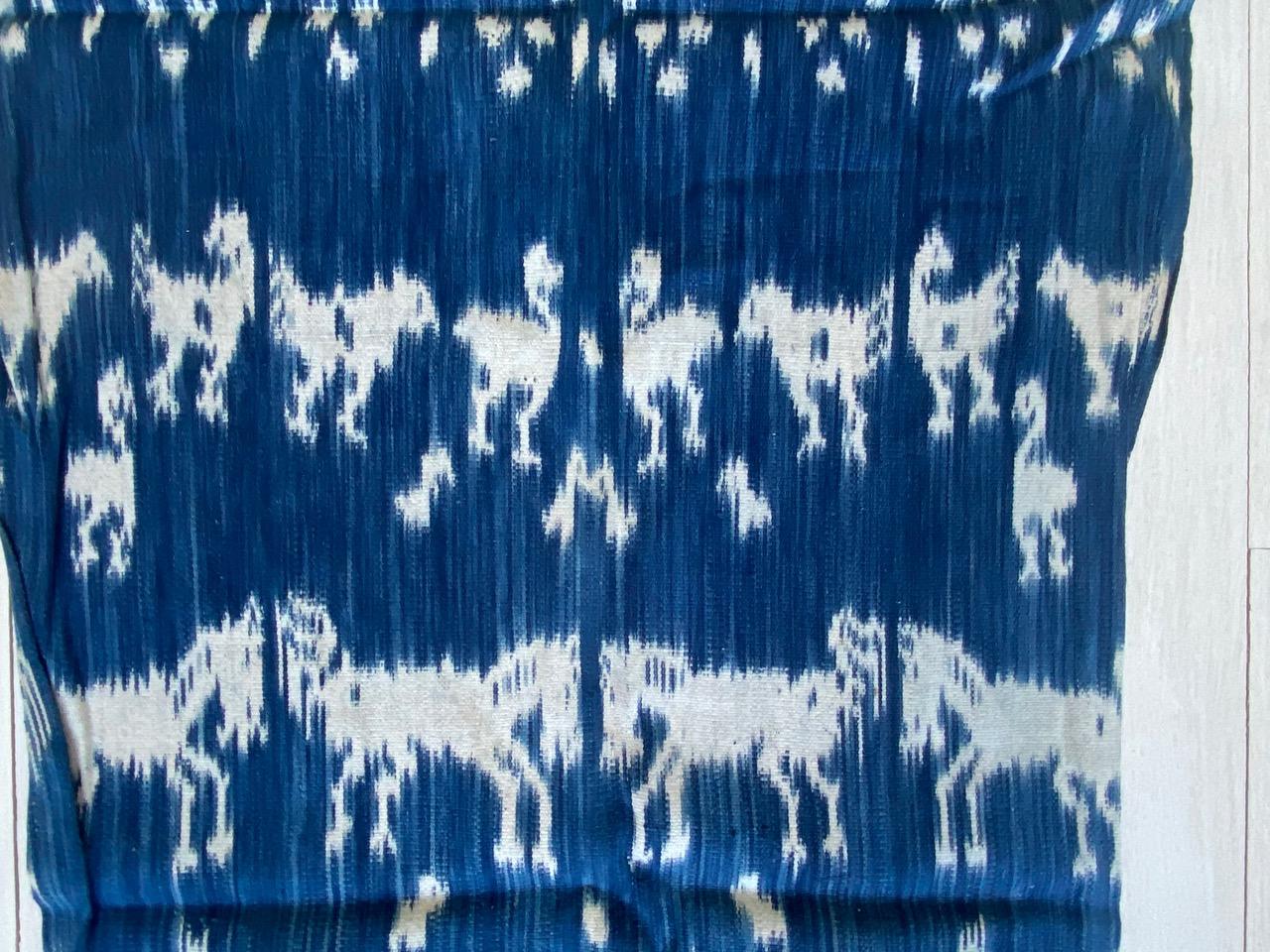 Andrianna Shamaris Indigofarbenes Sumba-Textil aus Baumwolle im Zustand „Hervorragend“ im Angebot in New York, NY