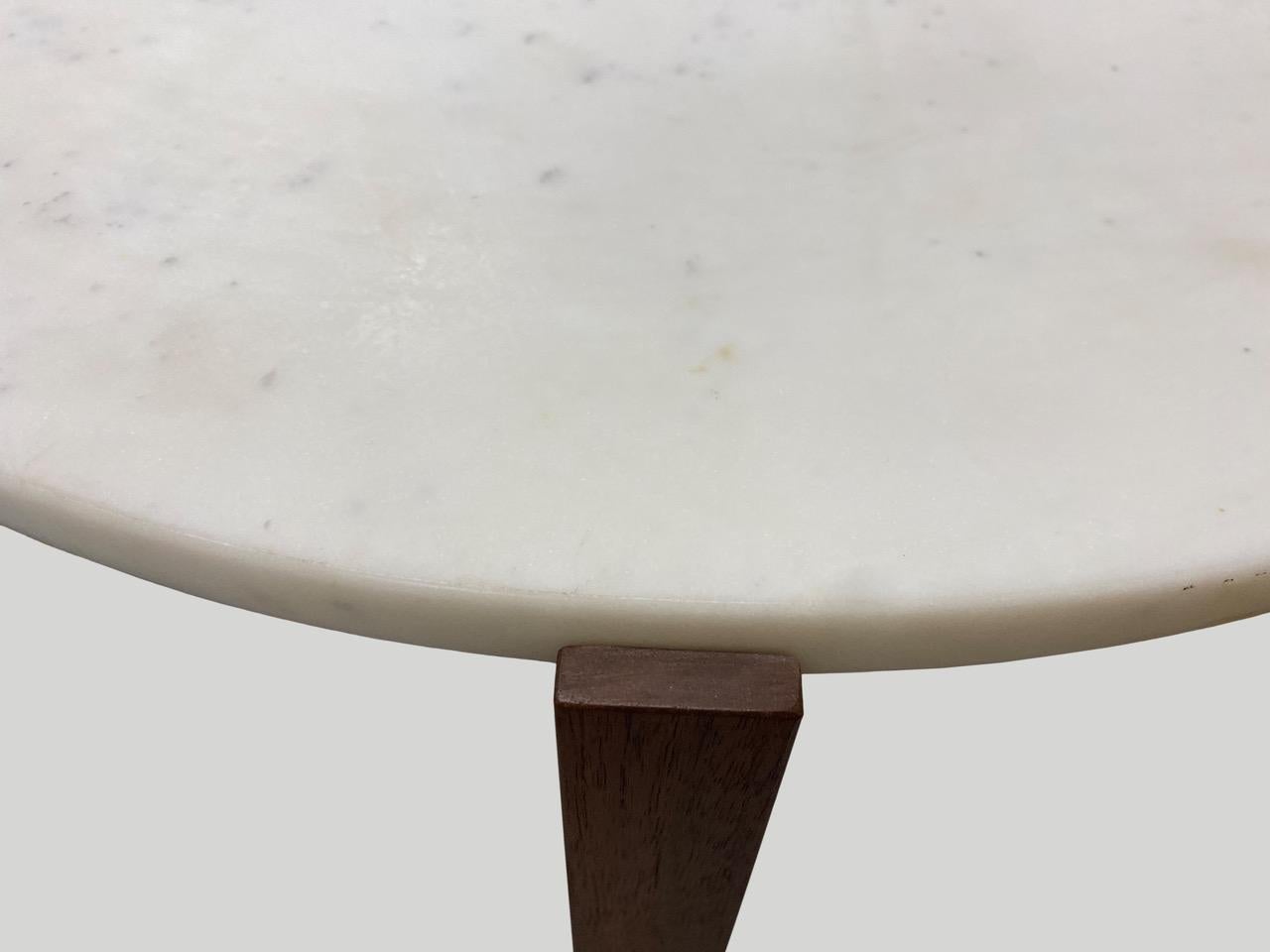 Moderne Table d'appoint italienne Andrianna Shamaris en marbre en vente