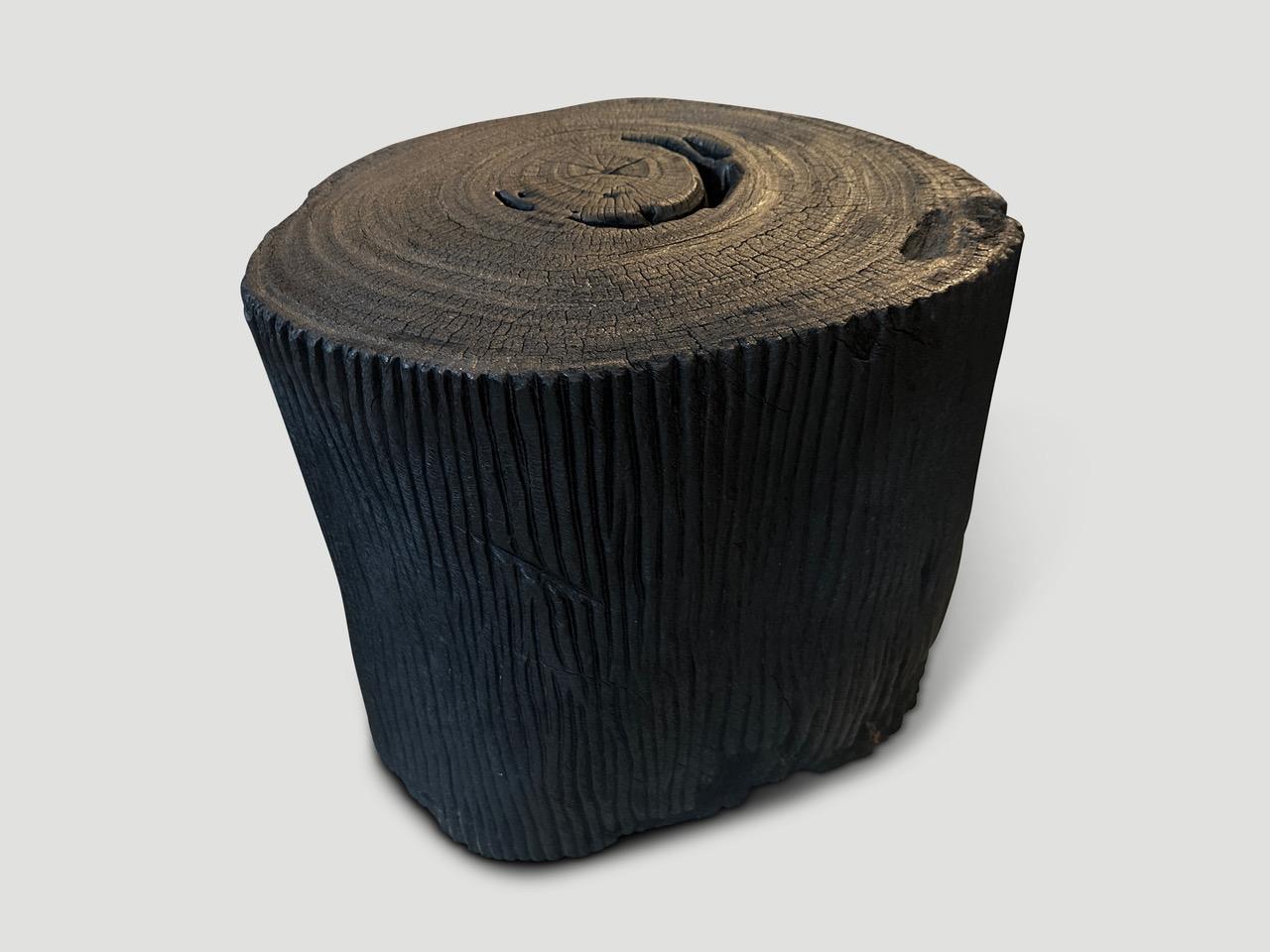 Impressionnante table d'appoint ou tabouret en bois d'ulin récupéré. Également connu sous le nom de bois de fer. Le bois est poncé et scellé, révélant ainsi le magnifique grain du bois. 

La collection Triple Burnt représente une ligne unique de