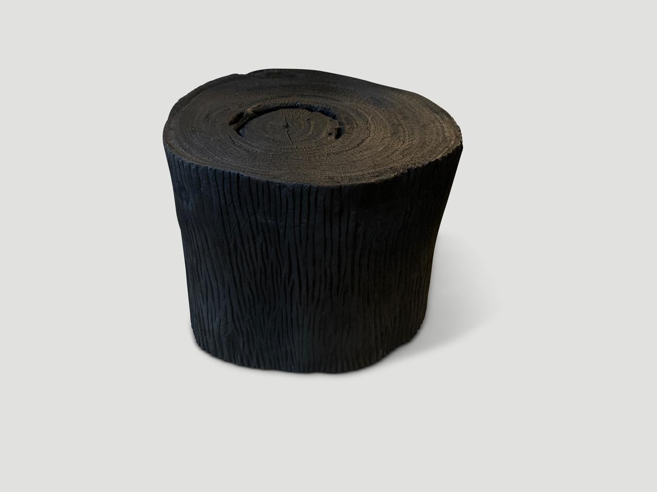 Organique Andrianna Shamaris grande table d'appoint calcinée en vente
