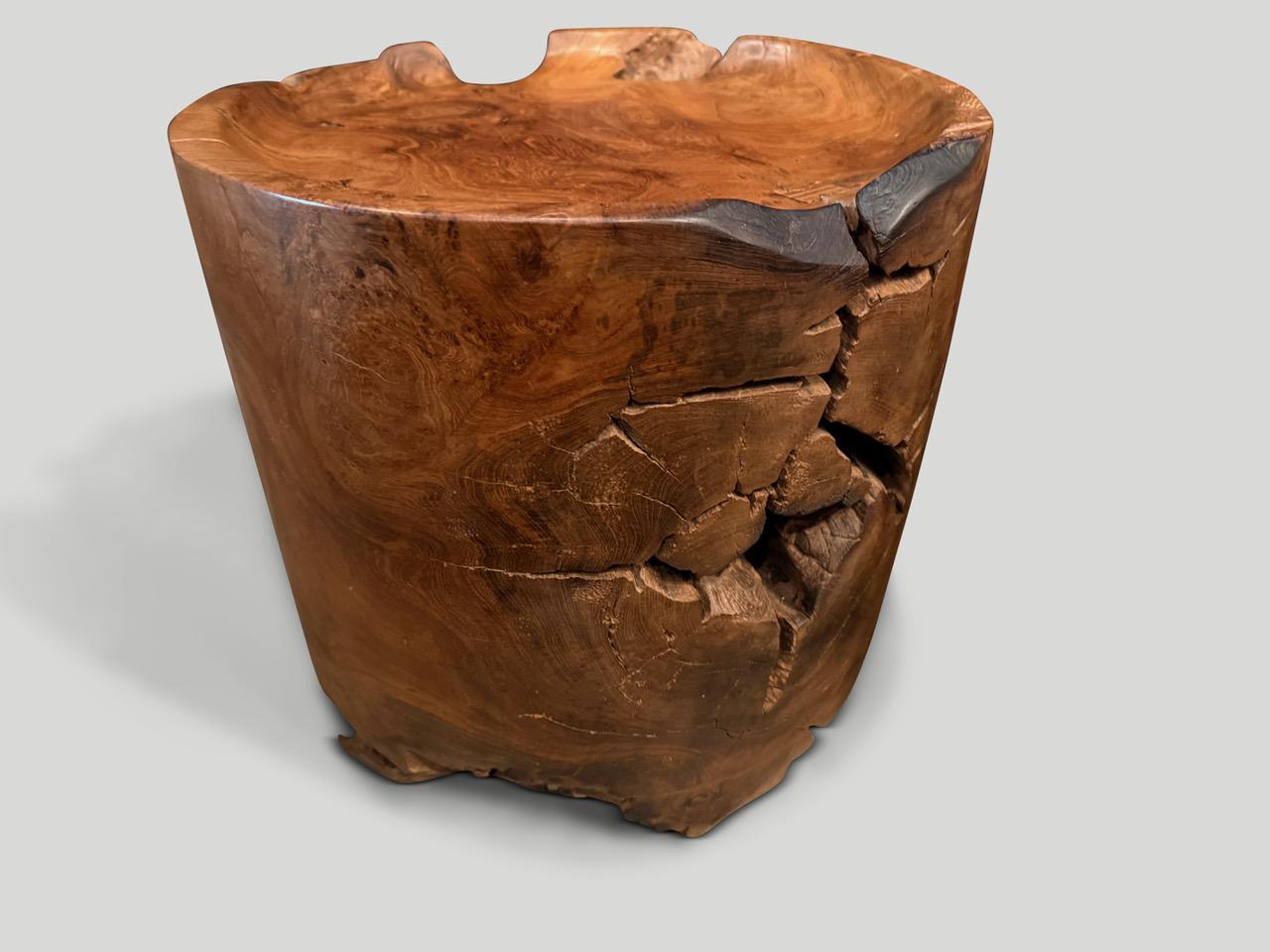 Table d'appoint en teck recyclé de forme organique naturelle. Nous avons sculpté à la main la partie supérieure en forme de plateau et poli le teck vieilli avec une huile naturelle révélant le magnifique grain du bois. Les parties intérieures sont