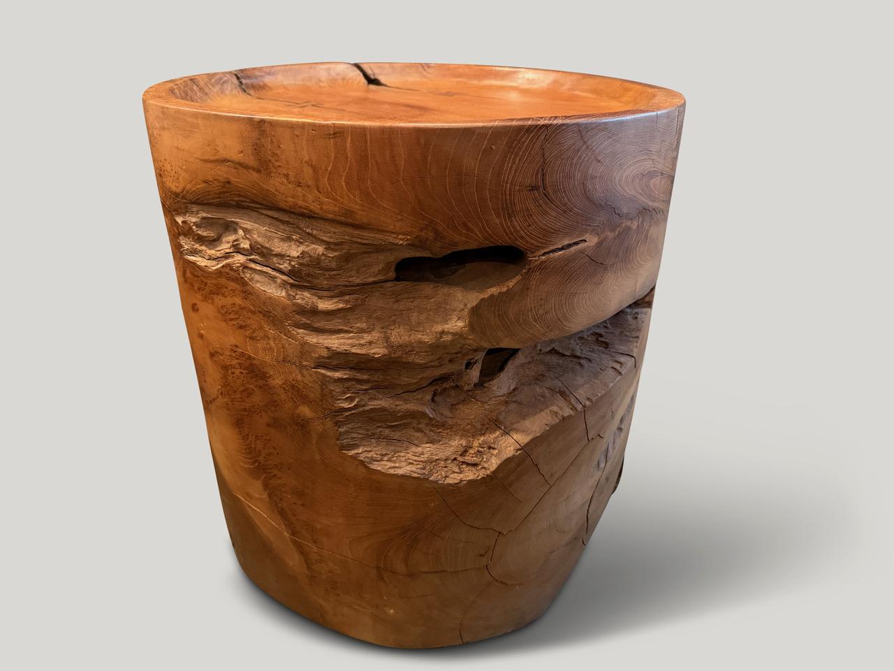 Table d'appoint en teck recyclé de forme organique naturelle. Nous avons sculpté à la main la partie supérieure en forme de plateau et ajouté les détails du papillon incrusté. Poli avec une huile naturelle révélant le magnifique grain du bois. Les