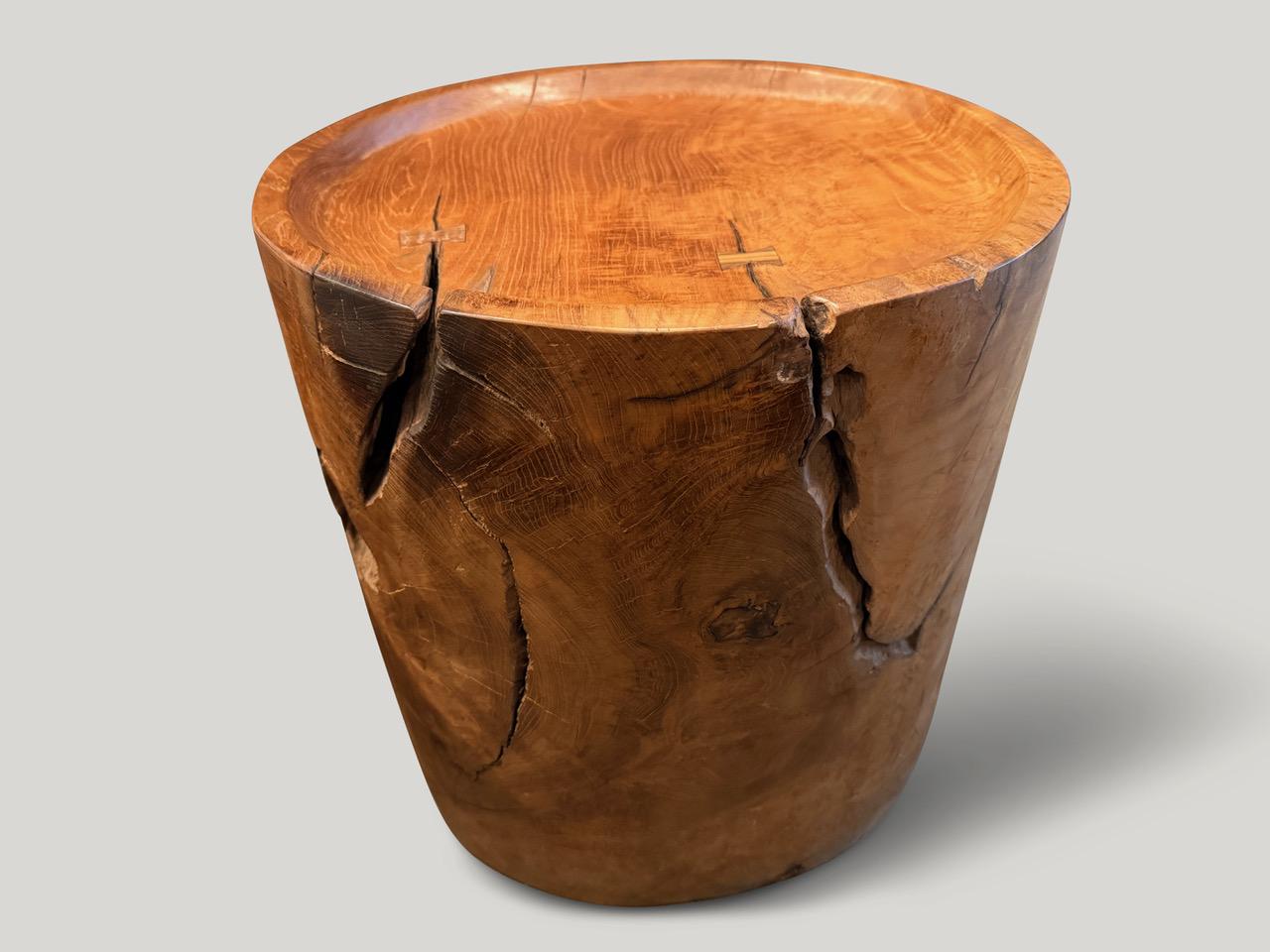 Organique Andrianna Shamaris, grande table d'appoint sculpturale à plateau en bois de teck en vente