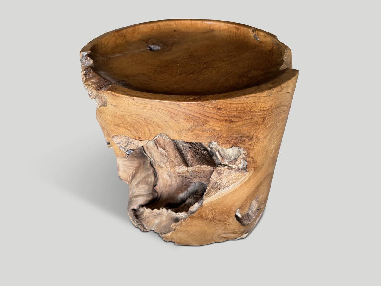 Bellissima radice di teak del secolo scorso modellata in un tavolino. Abbiamo intagliato a mano la parte superiore in stile vassoio e abbiamo aggiunto il dettaglio della farfalla intarsiata. Lucidato con un olio naturale che rivela le venature