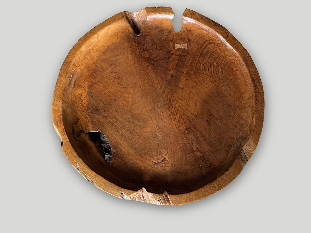 Organique Andrianna Shamaris Grande table d'appoint sculpturale en bois de teck style plateau en vente
