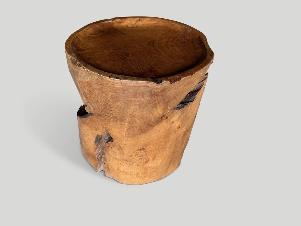 Andrianna Shamaris Mesa auxiliar escultórica grande estilo bandeja de madera de teca Siglo XXI y contemporáneo en venta