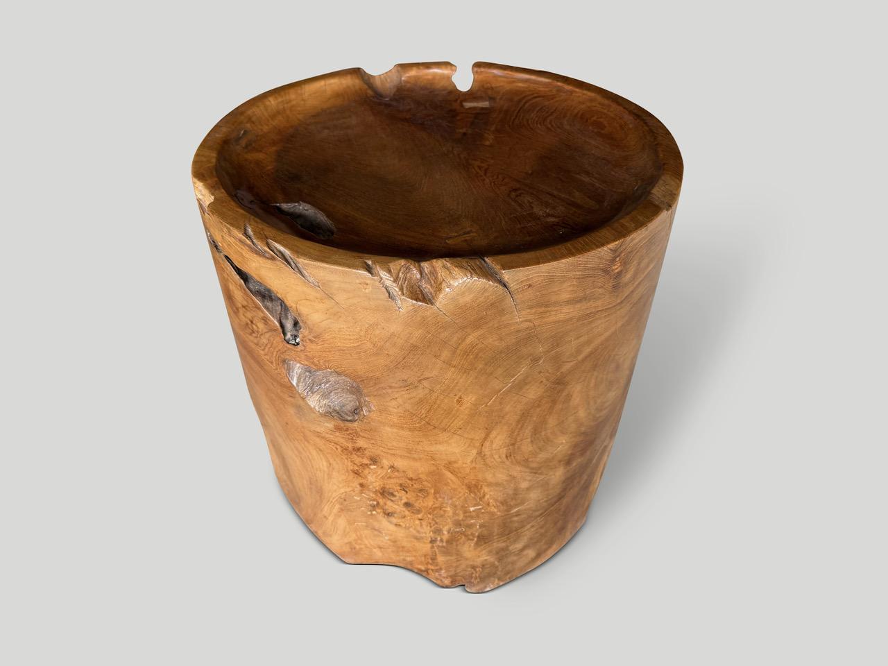 XXIe siècle et contemporain Andrianna Shamaris Grande table d'appoint sculpturale en bois de teck style plateau en vente