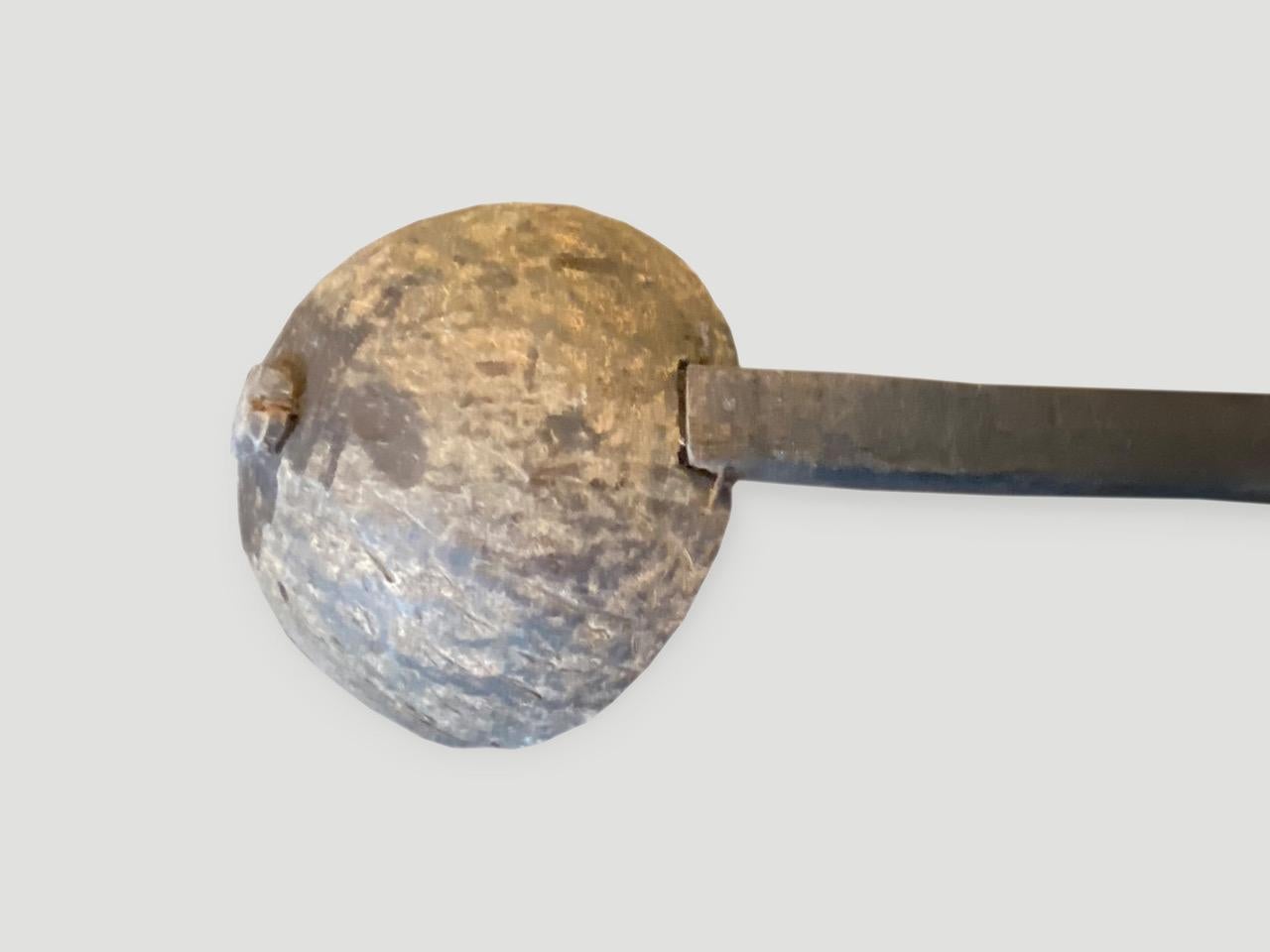 Bois Grande louche ancienne en bois et coquillage de noix de coco en vente