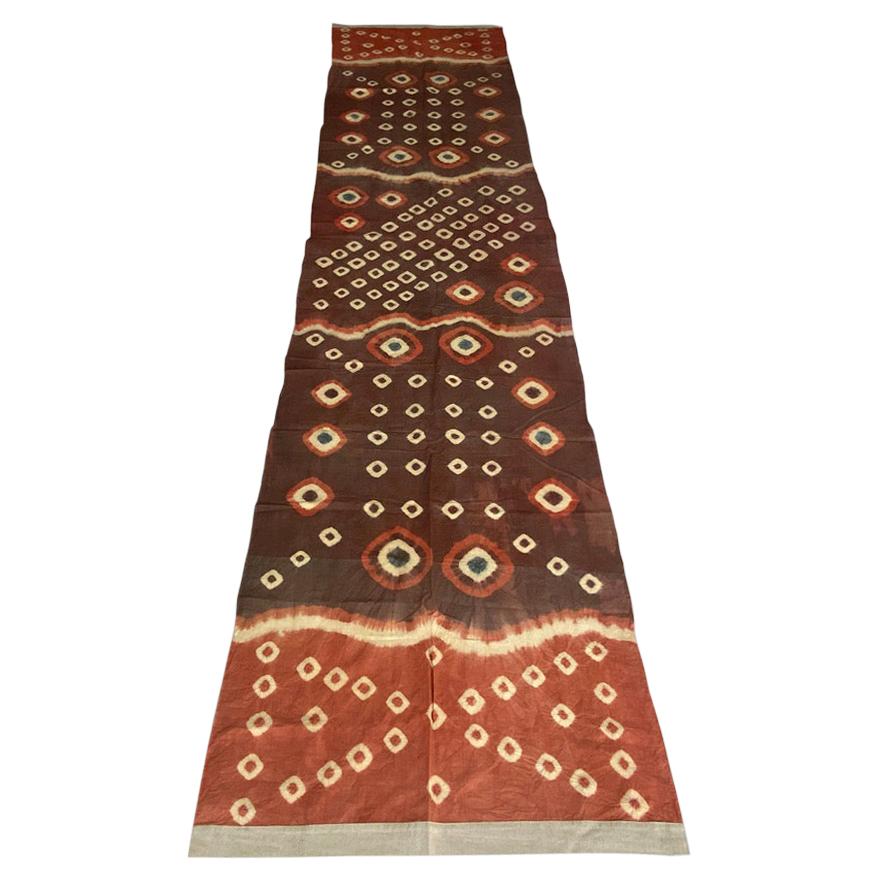 Andrianna Shamaris Antike Tafel aus Leinen und Baumwolle aus Toraja Land