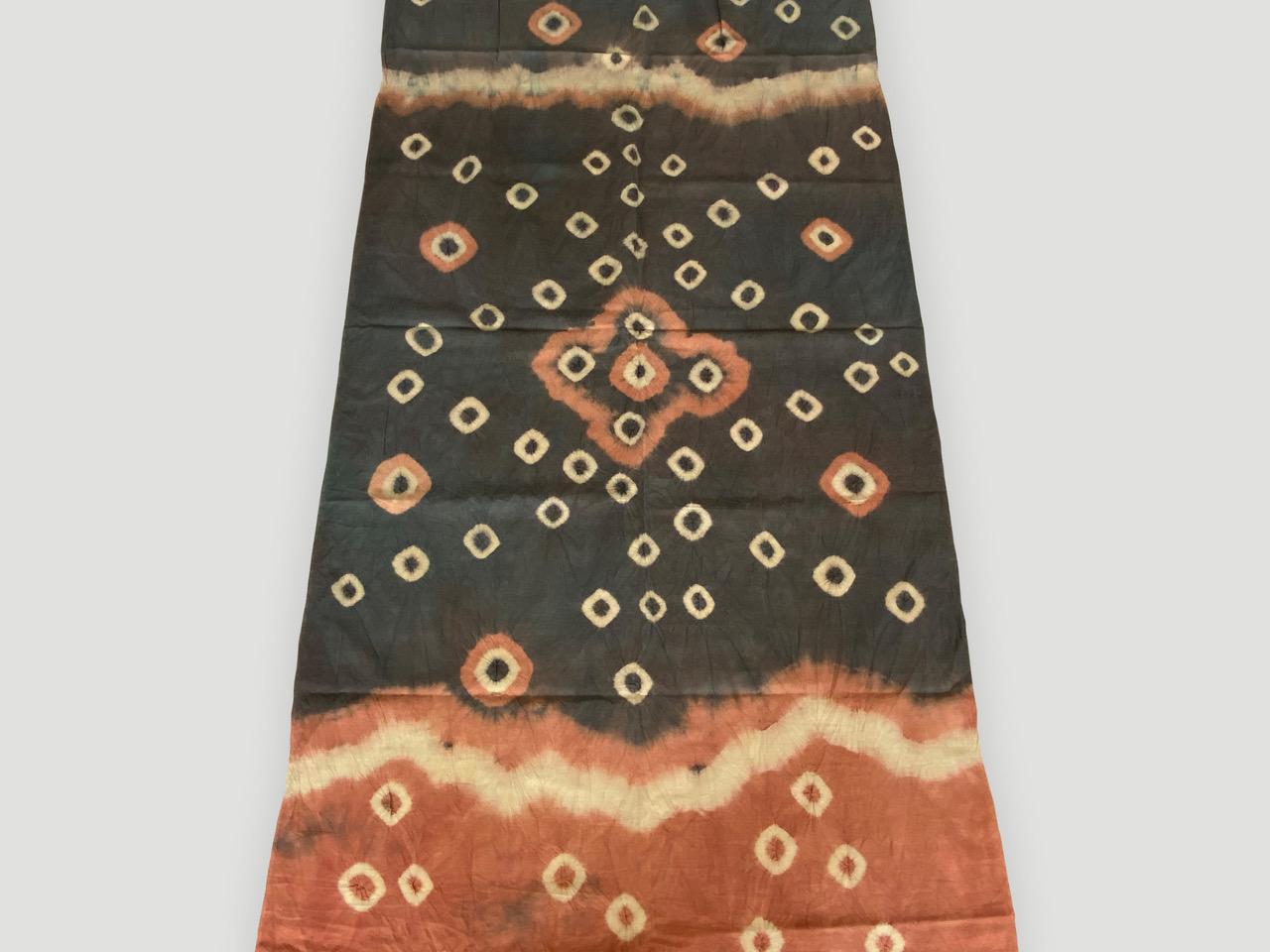 Andrianna Shamaris Leinen und Baumwolle Antike Textilien aus Toraja Land (Stammeskunst) im Angebot