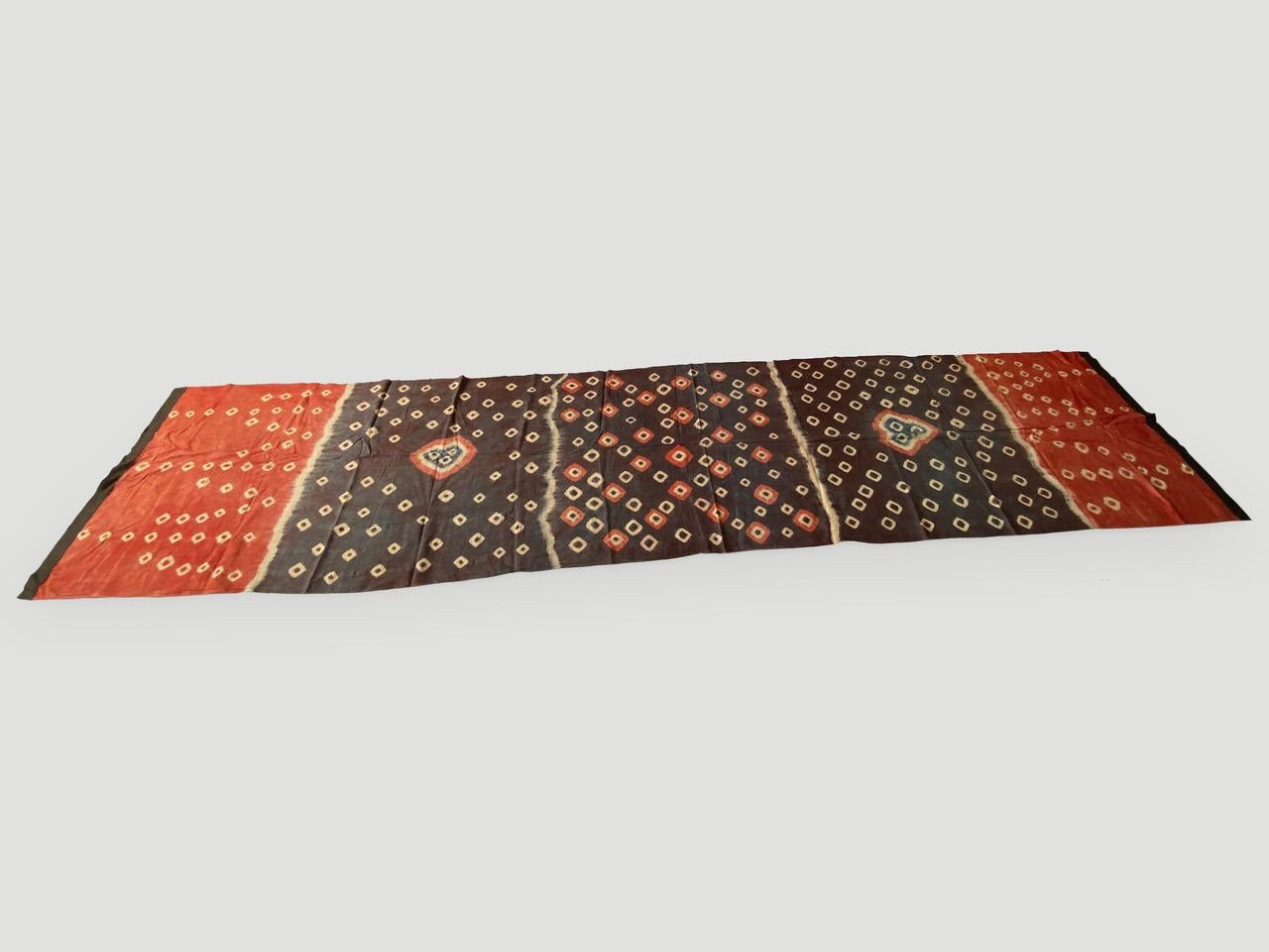 20ième siècle Andrianna Shamaris - Textile ancien en lin et coton de la terre de Toraja en vente