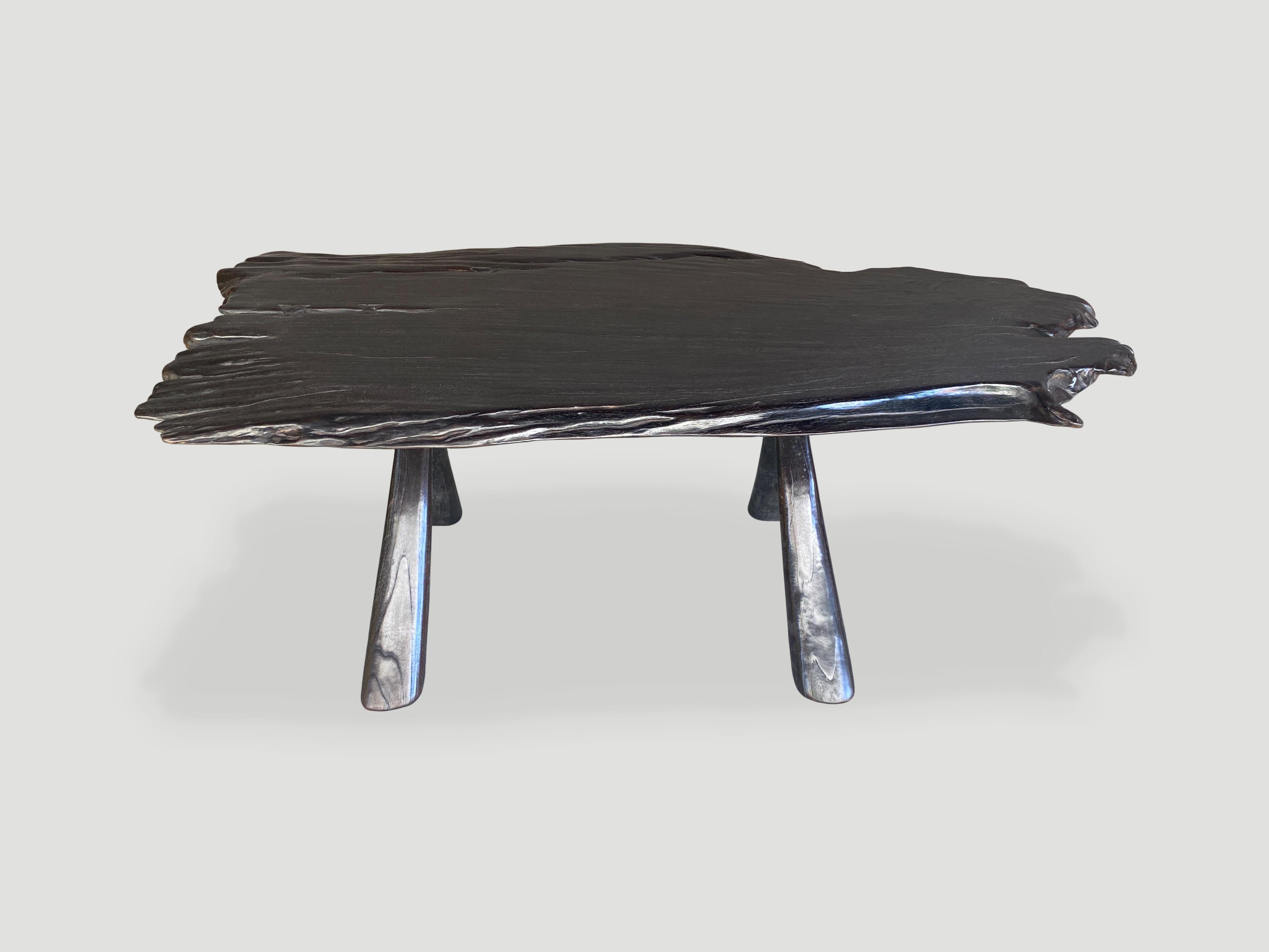 Impressionnante table basse simple en teck avec une belle érosion unique dans le bois. Nous avons ajouté une base en teck de style 