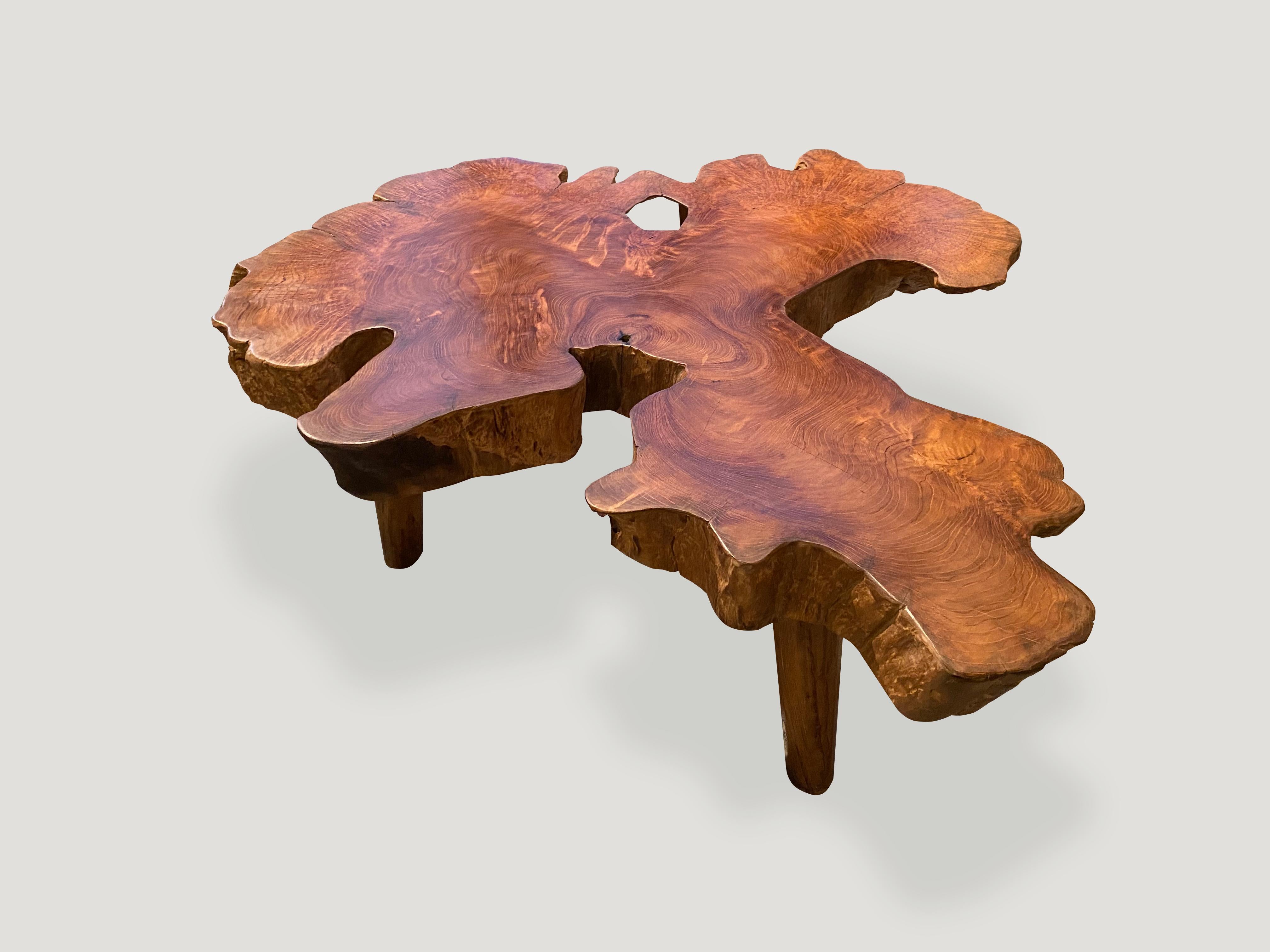 Présentation de la Collection Couture midcentury, nouvellement créée en 2021. Meubles construits à la main du début à la fin. Une seule plaque de teck recyclé provenant de ma plus belle collection, avec des papillons en bois incrustés sur le dessus.