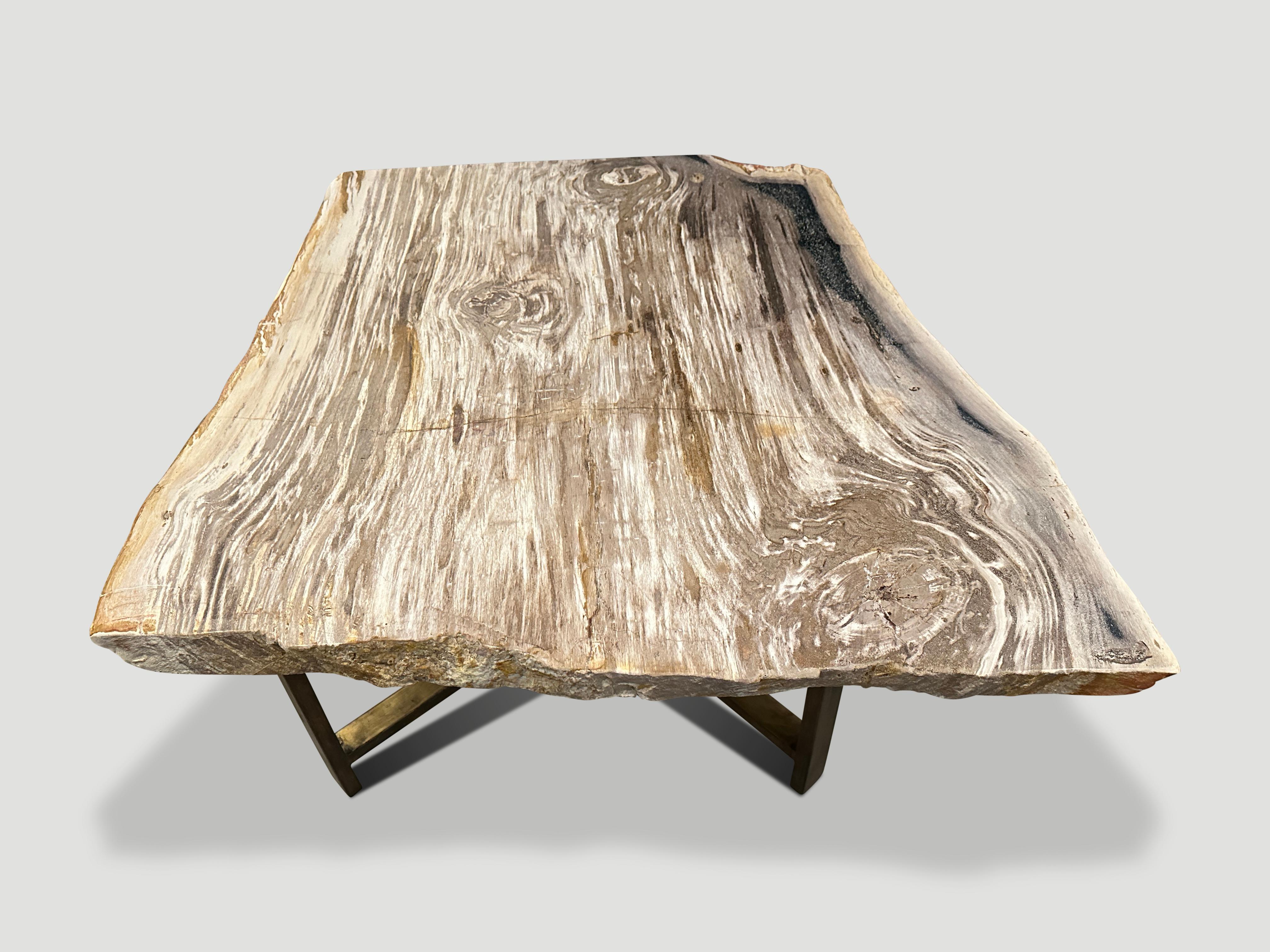 Organique Table basse Andrianna Shamaris en bois pétrifié à bords naturels en vente