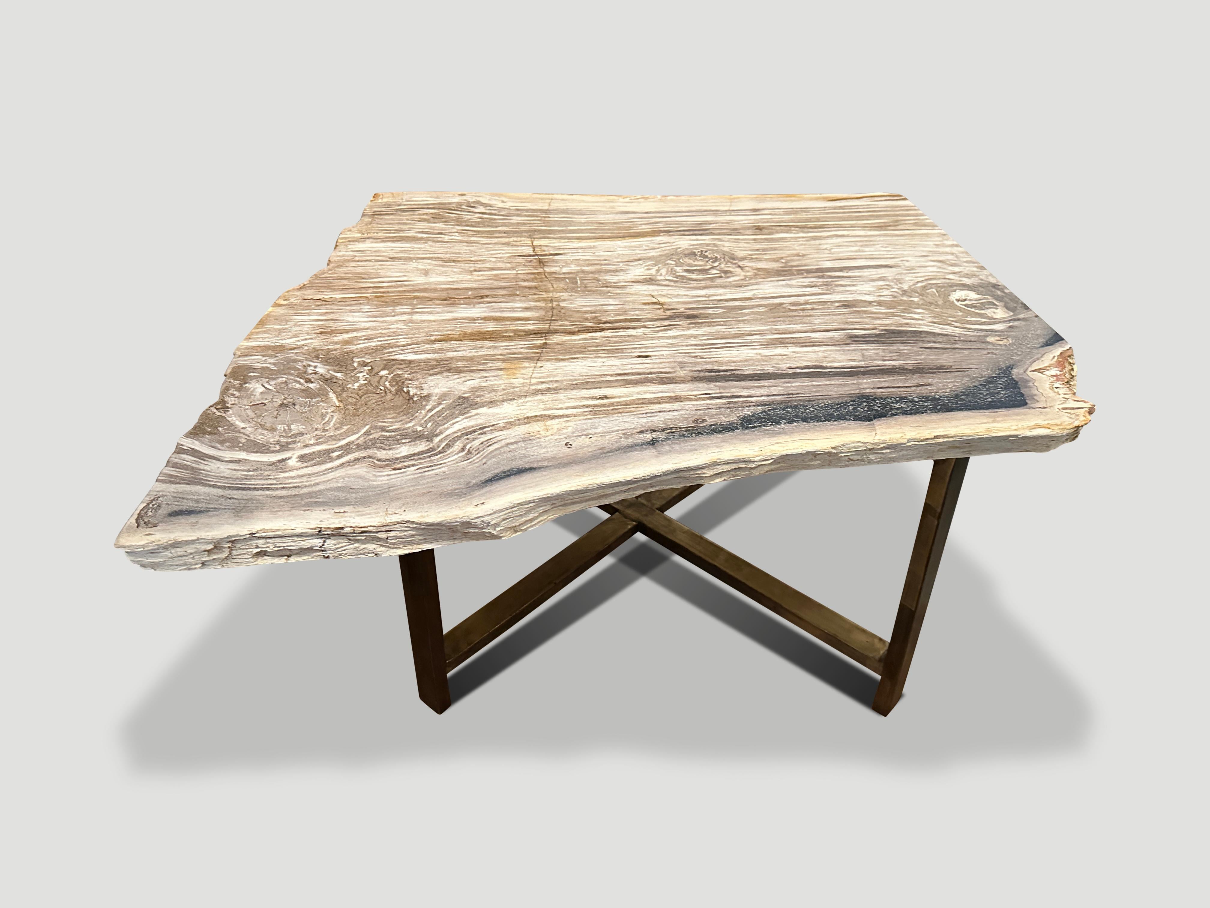 Métal Table basse Andrianna Shamaris en bois pétrifié à bords naturels en vente