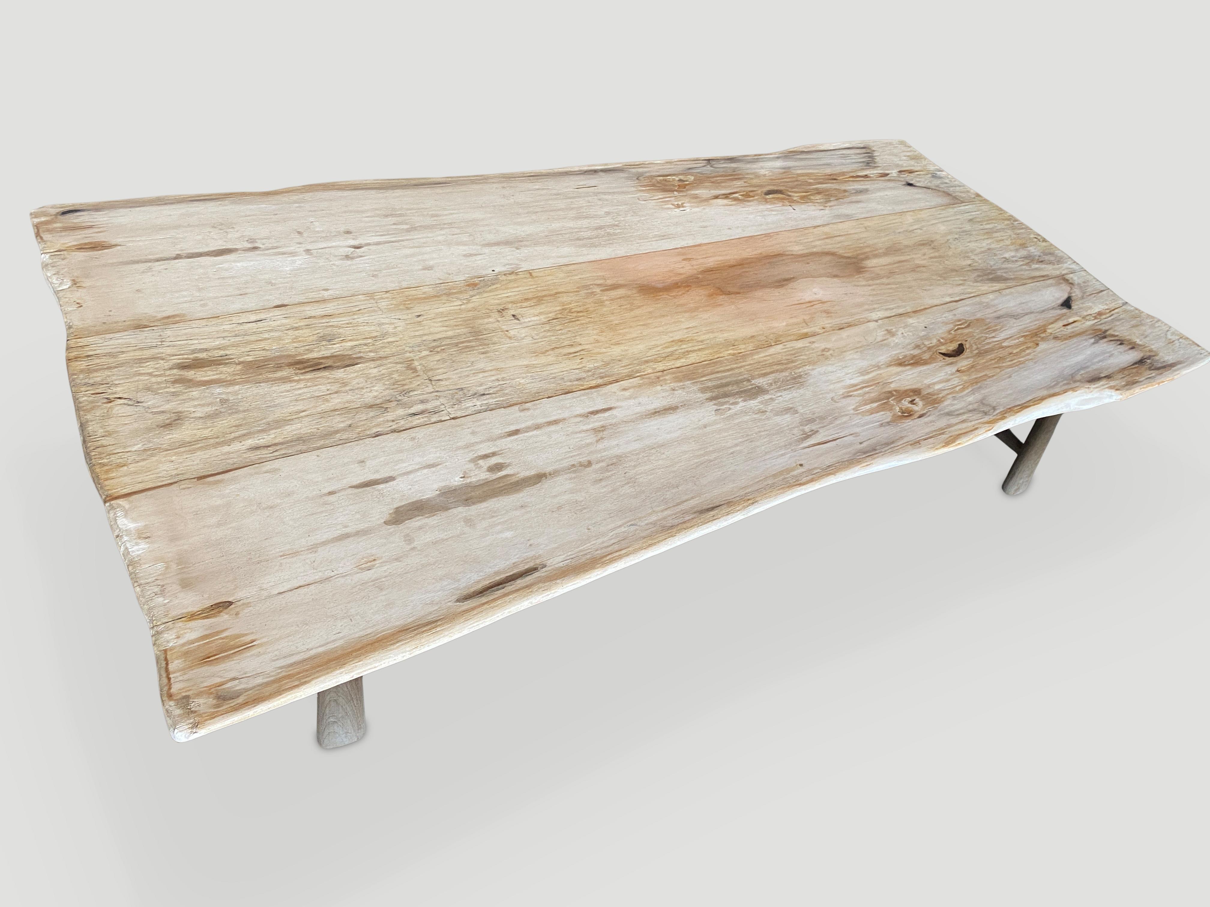 Impressionnante table de salle à manger ou table basse en bois pétrifié de haute qualité de deux pouces d'épaisseur. Trois dalles provenant d'un même tronc de bois pétrifié sont réunies. La largeur du bord vif varie de 38