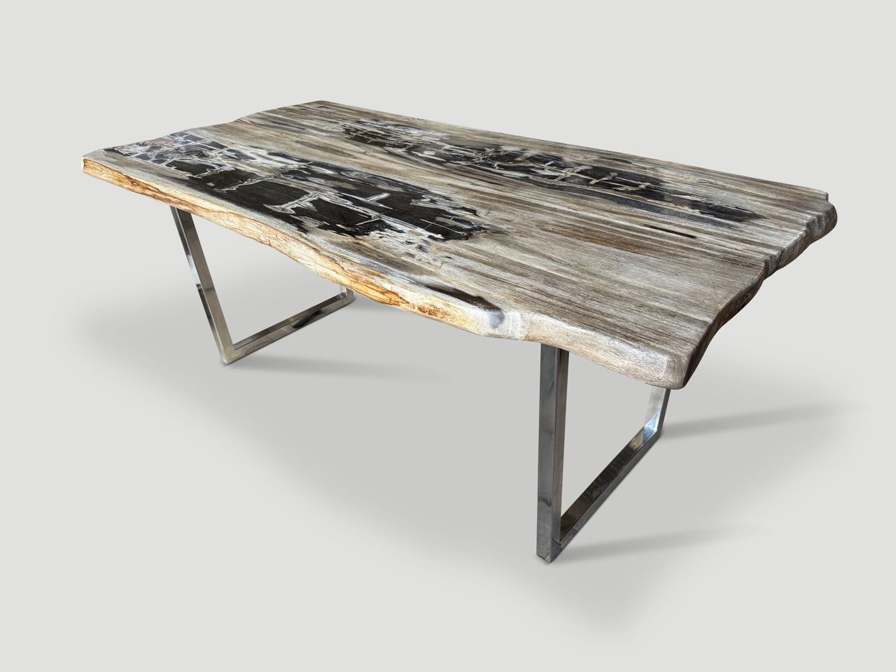 Cette table de salle à manger en bois pétrifié de haute qualité présente des tons magnifiques et impressionnants. Il est fascinant de voir comment Mère Nature produit ces stupéfiants troncs de teck pétrifiés vieux de 40 millions d'années, aux