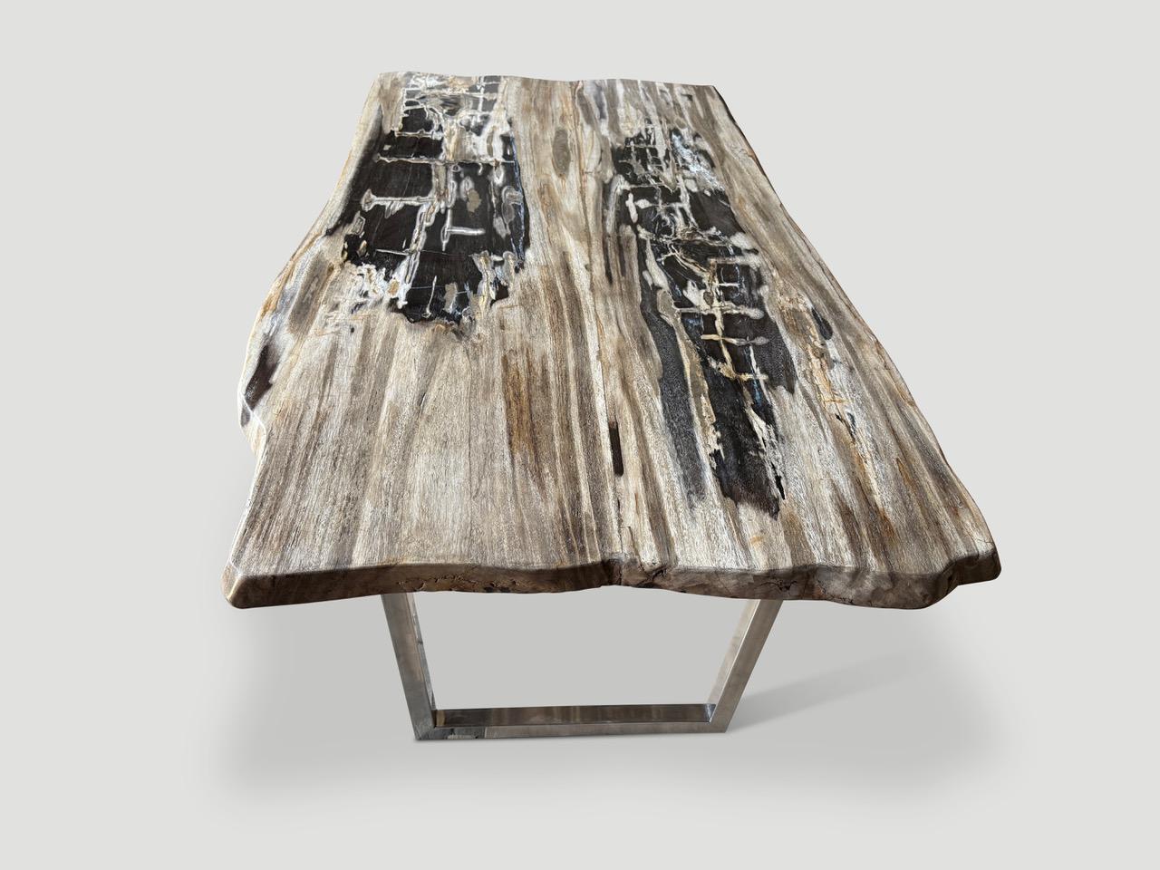 Organique Table de salle à manger Andrianna Shamaris Live Edge en bois pétrifié en vente