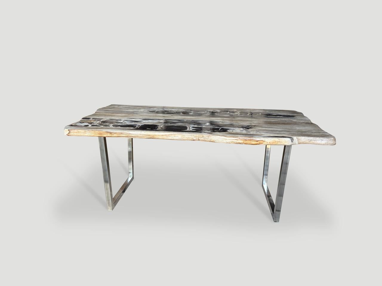 Table de salle à manger Andrianna Shamaris Live Edge en bois pétrifié Excellent état - En vente à New York, NY