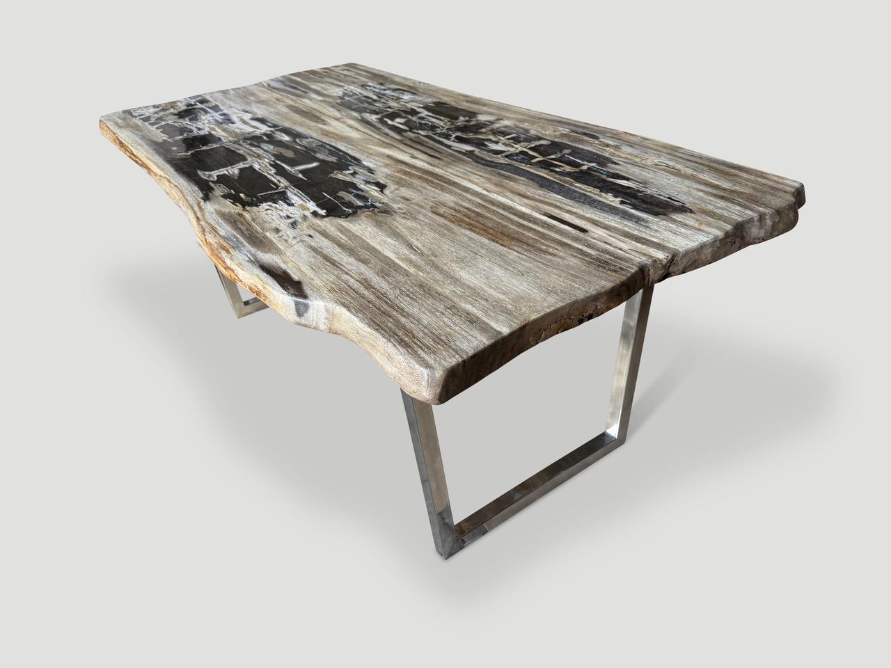XXIe siècle et contemporain Table de salle à manger Andrianna Shamaris Live Edge en bois pétrifié en vente