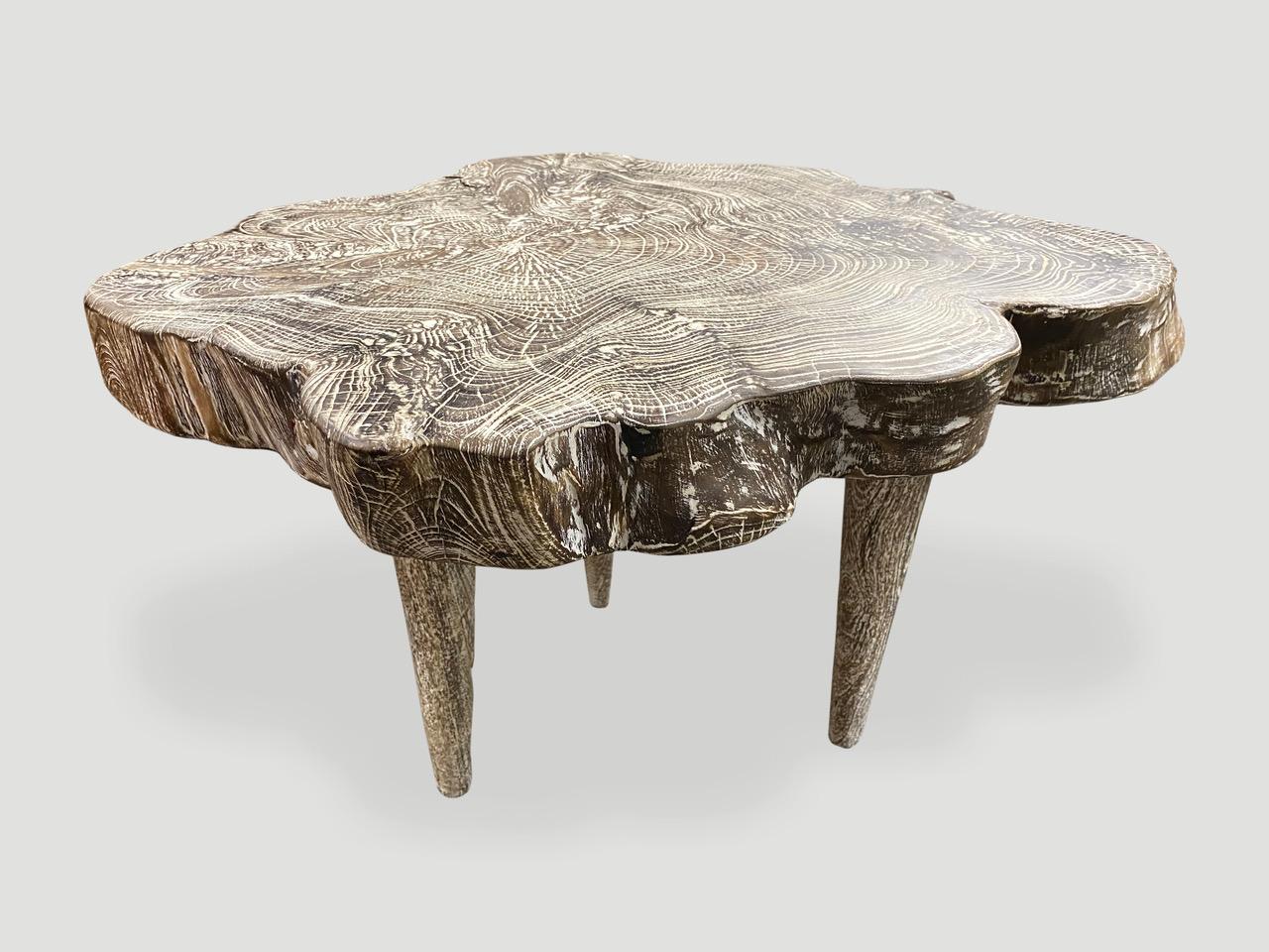 Table d'appoint en bois de teck recyclé de 3 pouces avec un bord vif. Carbonisé une fois avec une finition cérusée ajoutée. Nous avons ajouté des pieds coniques de style midsiècle. Collection disponible. La taille et les images reflètent le modèle