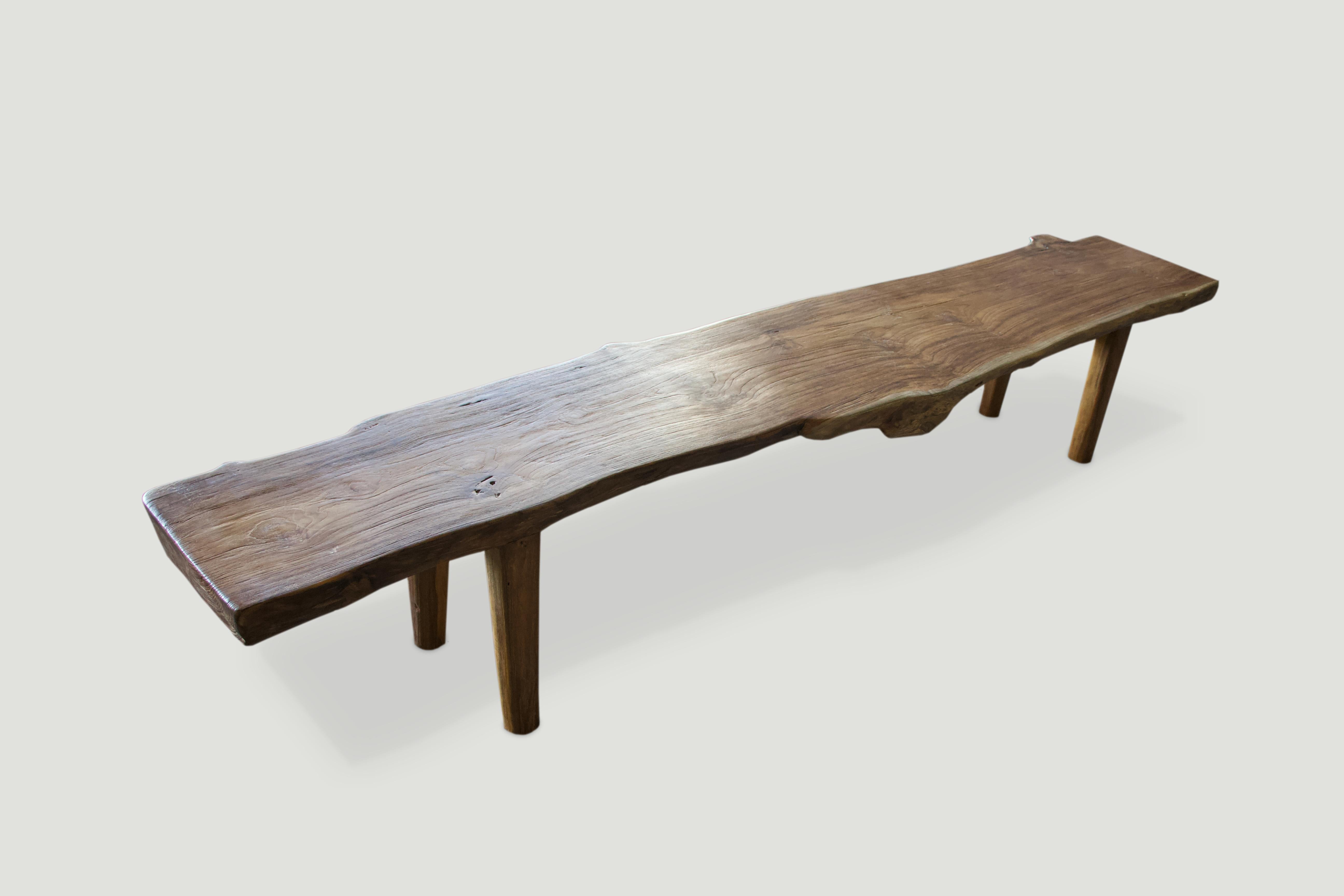 Banc impressionnant en teck recyclé. Un grain étonnant dans cette dalle unique de 3 pouces d'épaisseur avec une finition à l'huile naturelle. Nous avons ajouté les pieds de style mi-siècle et pouvons également augmenter la hauteur pour une console.