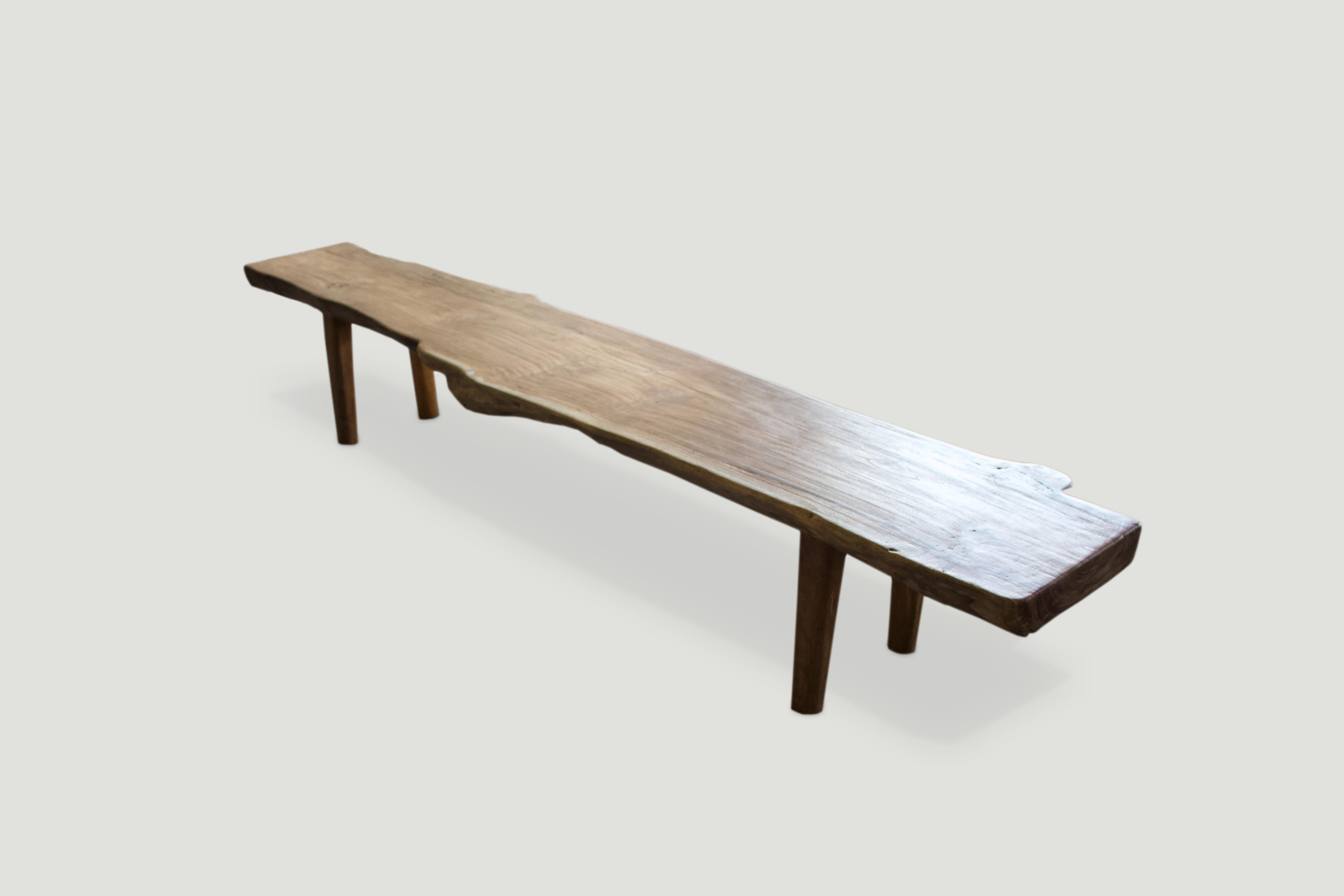 Banc Andrianna Shamaris en bois de teck à bords naturels Excellent état - En vente à New York, NY
