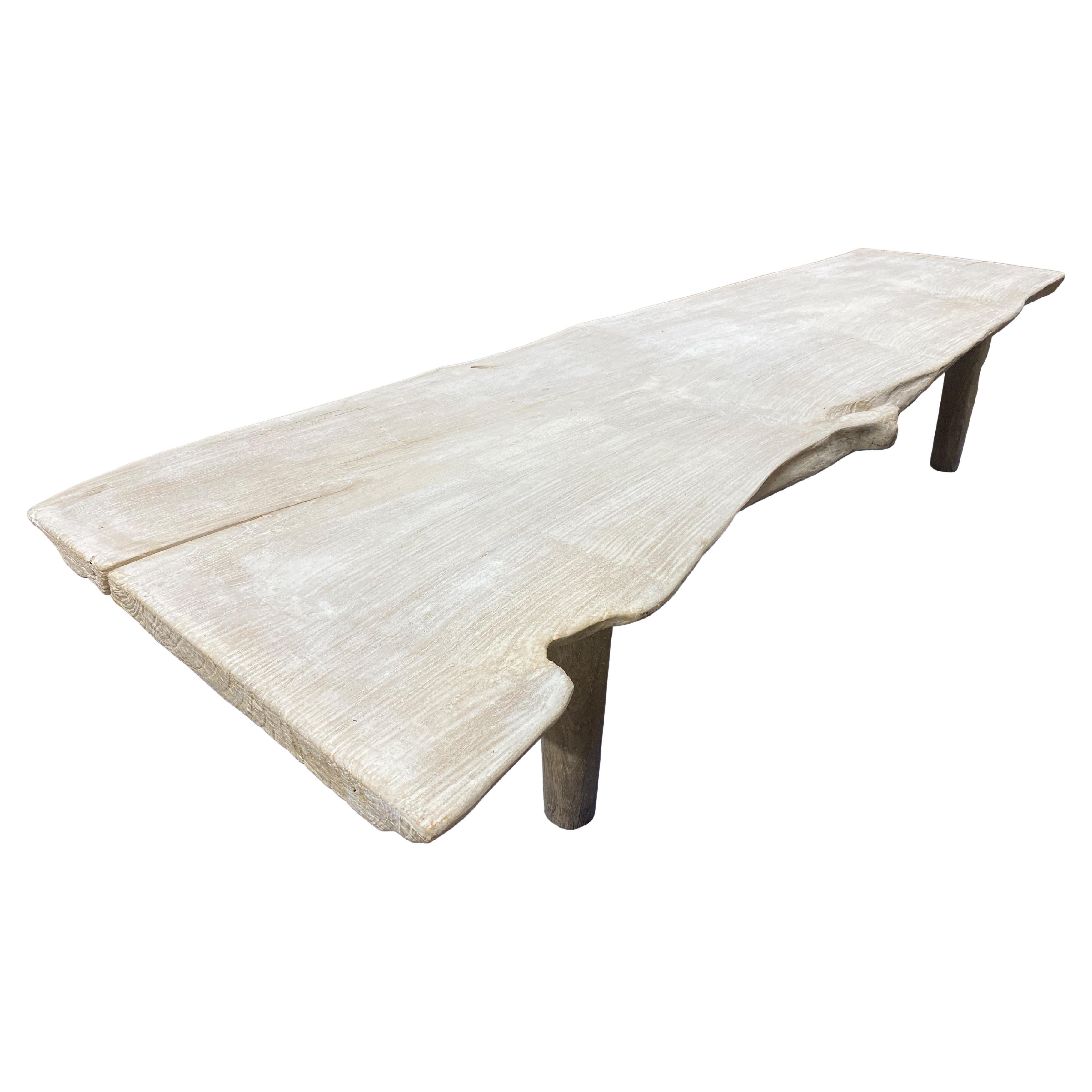 Table basse ou banc en bois de teck à bords naturels Andrianna Shamaris