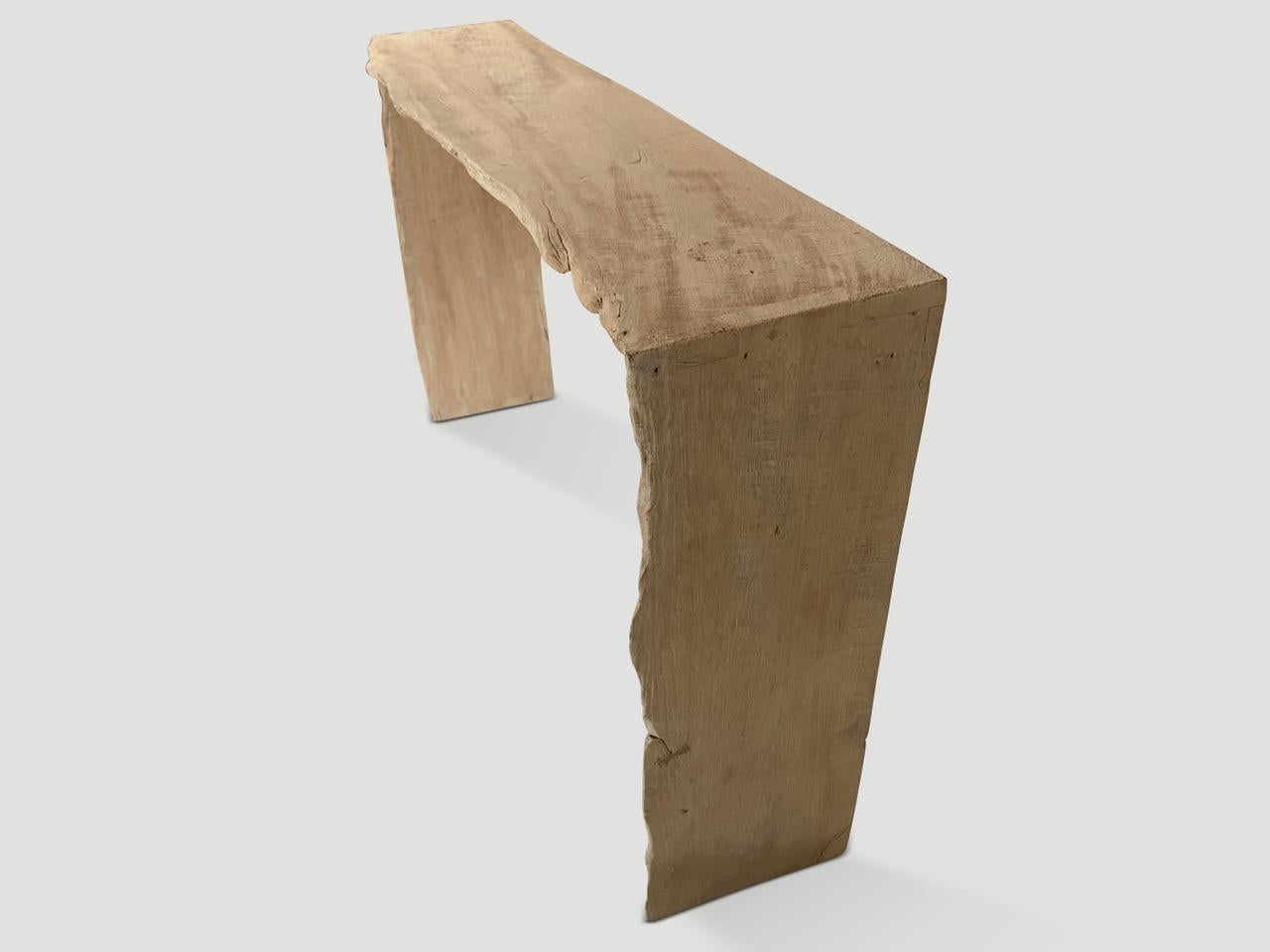 Ein einzelnes langes antikes Holzpaneel mit schönem Charakter wurde in drei Teile geschnitten, um diesen schönen Konsolentisch herzustellen. Stehtischhöhe, eine Seite ist flach, die andere hat eine leichte Stoßkante. In die Beine haben wir