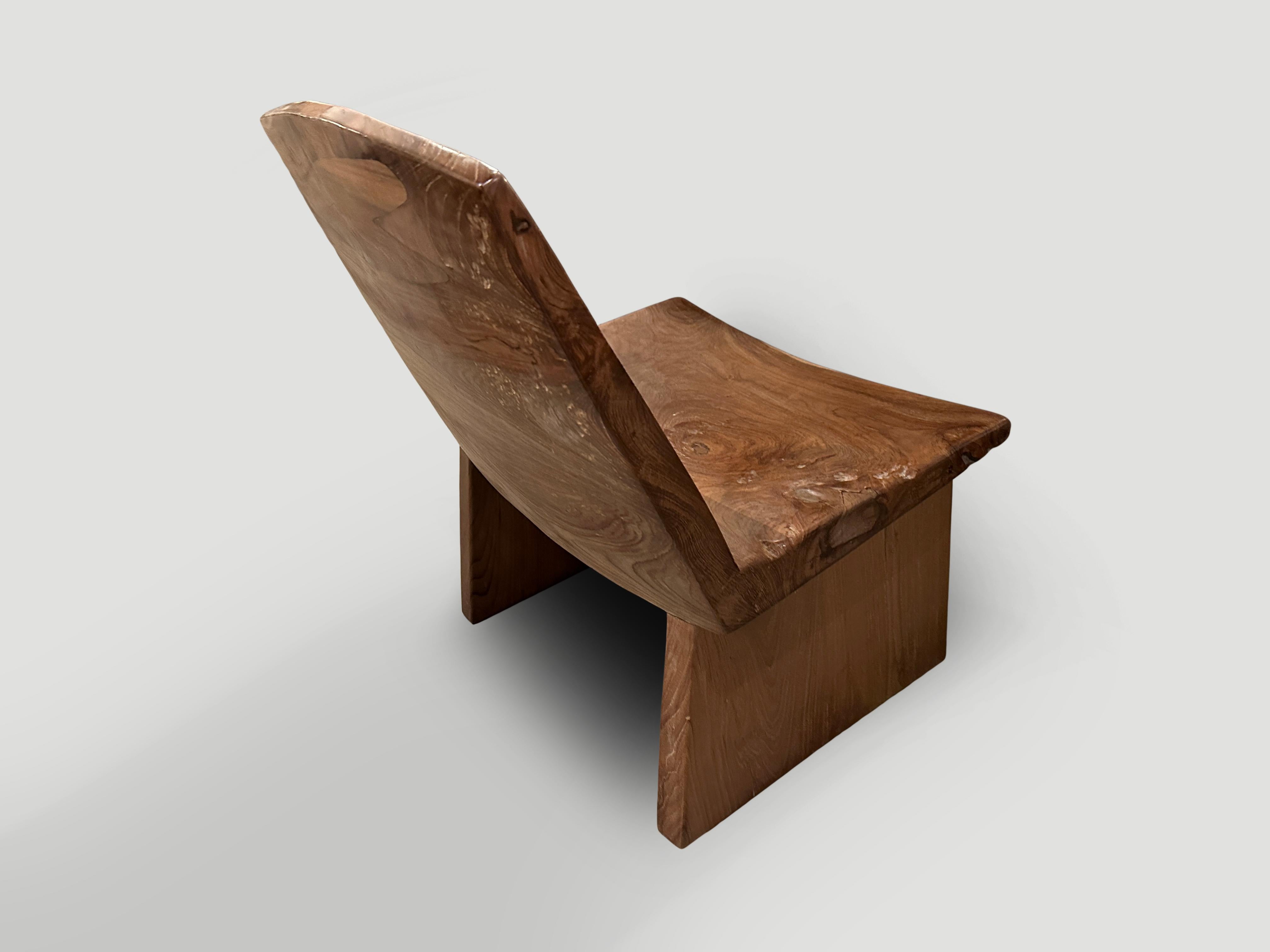 Organique Chaise ou table d'appoint basse en bois de teck Sabi Andrianna Shamaris en vente