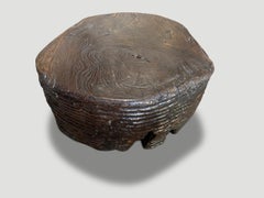 Magnifique table basse Andrianna Shamaris en bois de teck ancien du siècle dernier