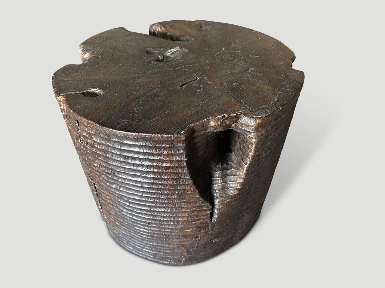 Table basse, guéridon ou table d'appoint en bois de teck centenaire d'une beauté époustouflante, avec notre sculpture minimaliste unique. Les côtés de cette ancienne racine de teck sont sculptés à la main par notre maître sculpteur sur bois. Nous