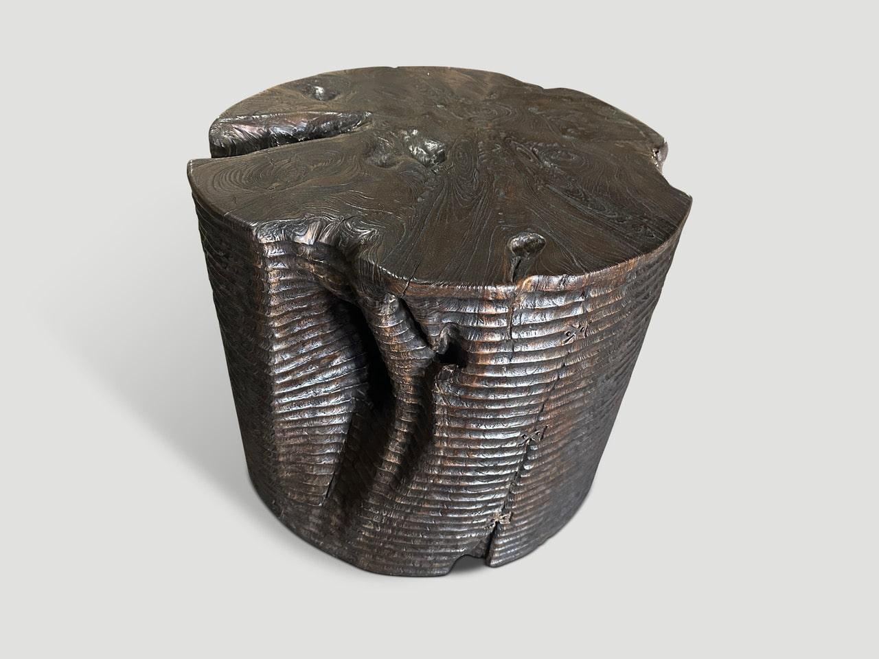 Organique Andrianna Shamaris Magnifique table en bois de teck en vente