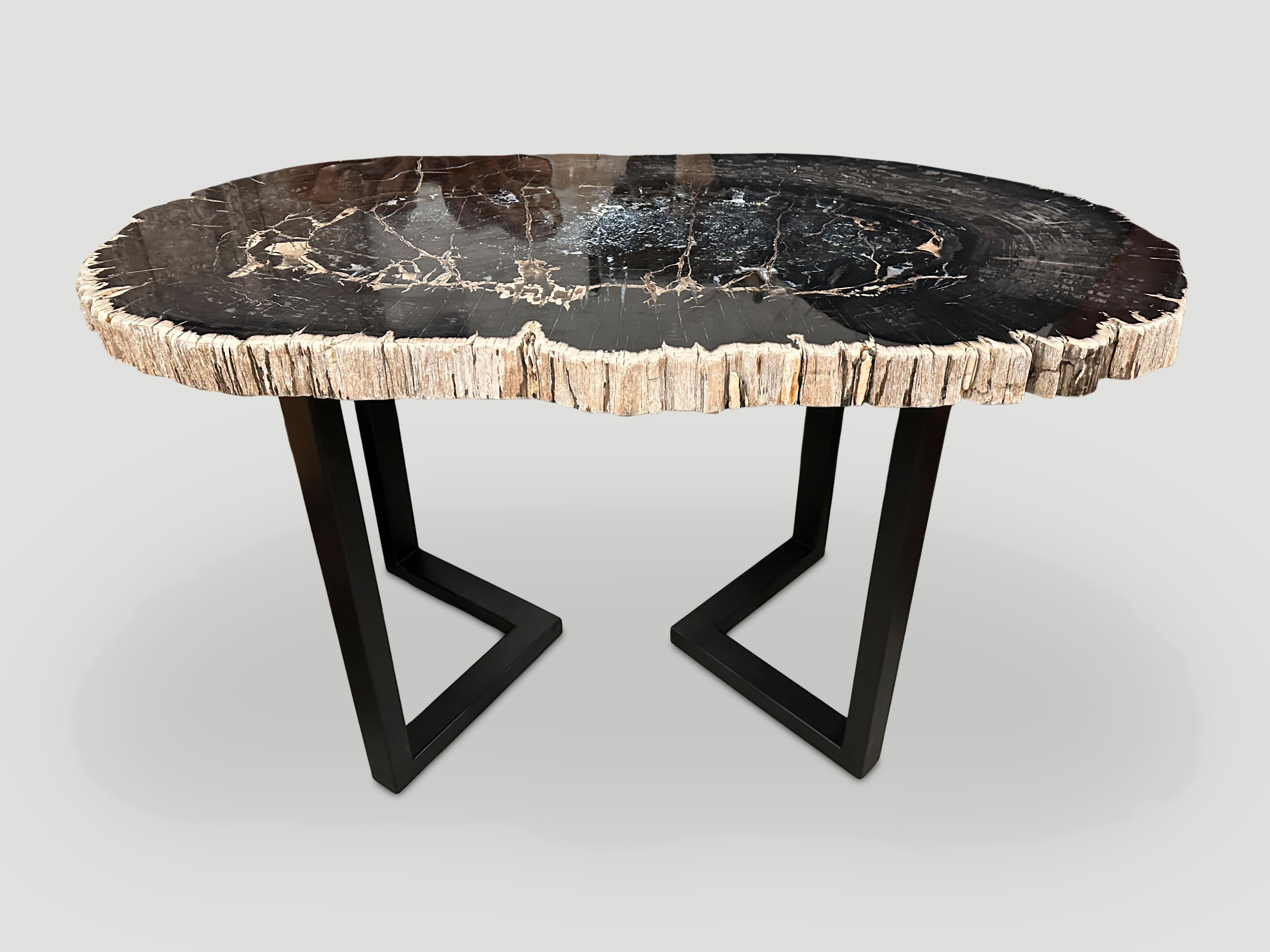 table en bois fossilise