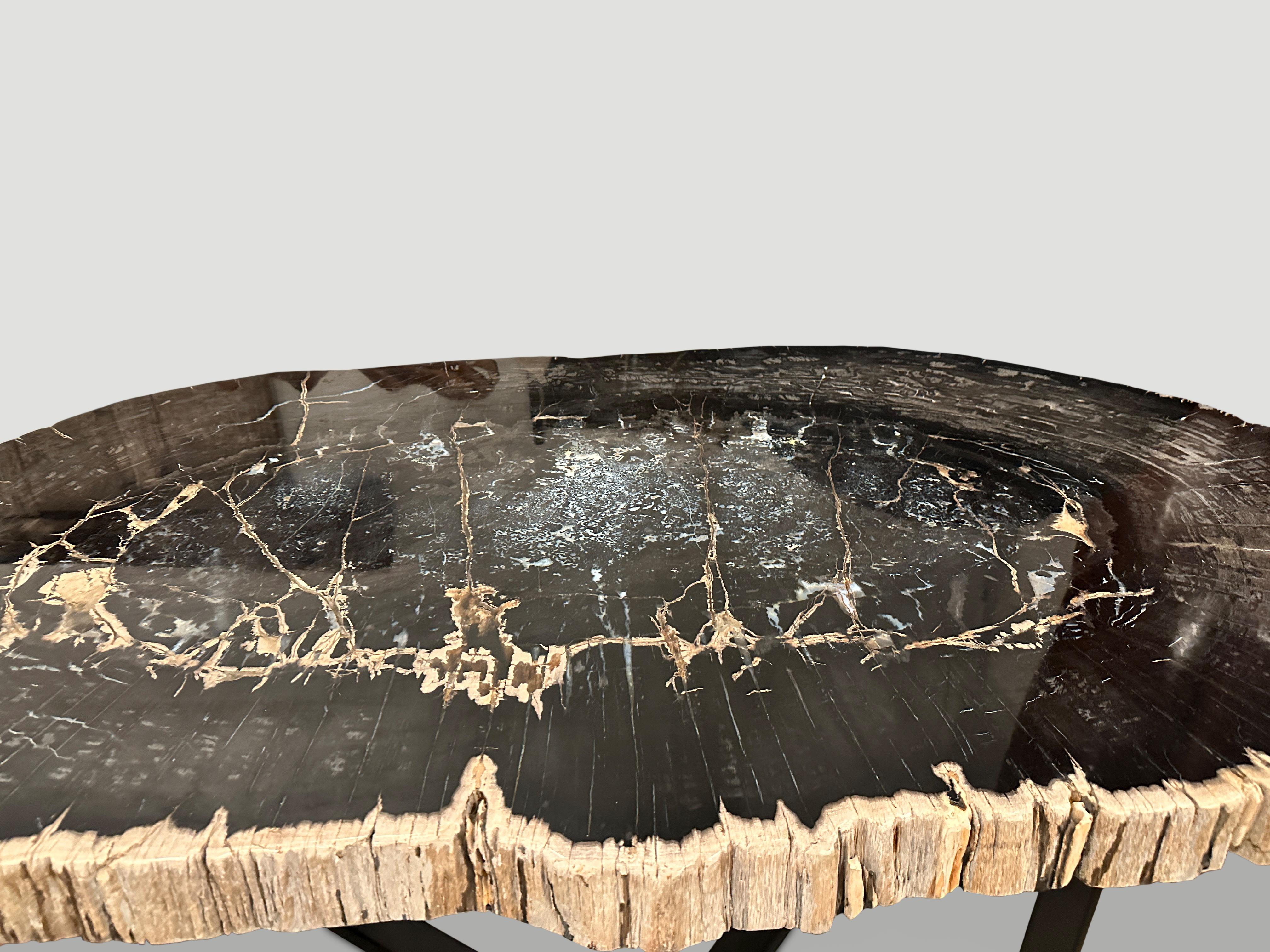 XXIe siècle et contemporain Andrianna Shamaris - Magnifique grande table en bois pétrifié en vente