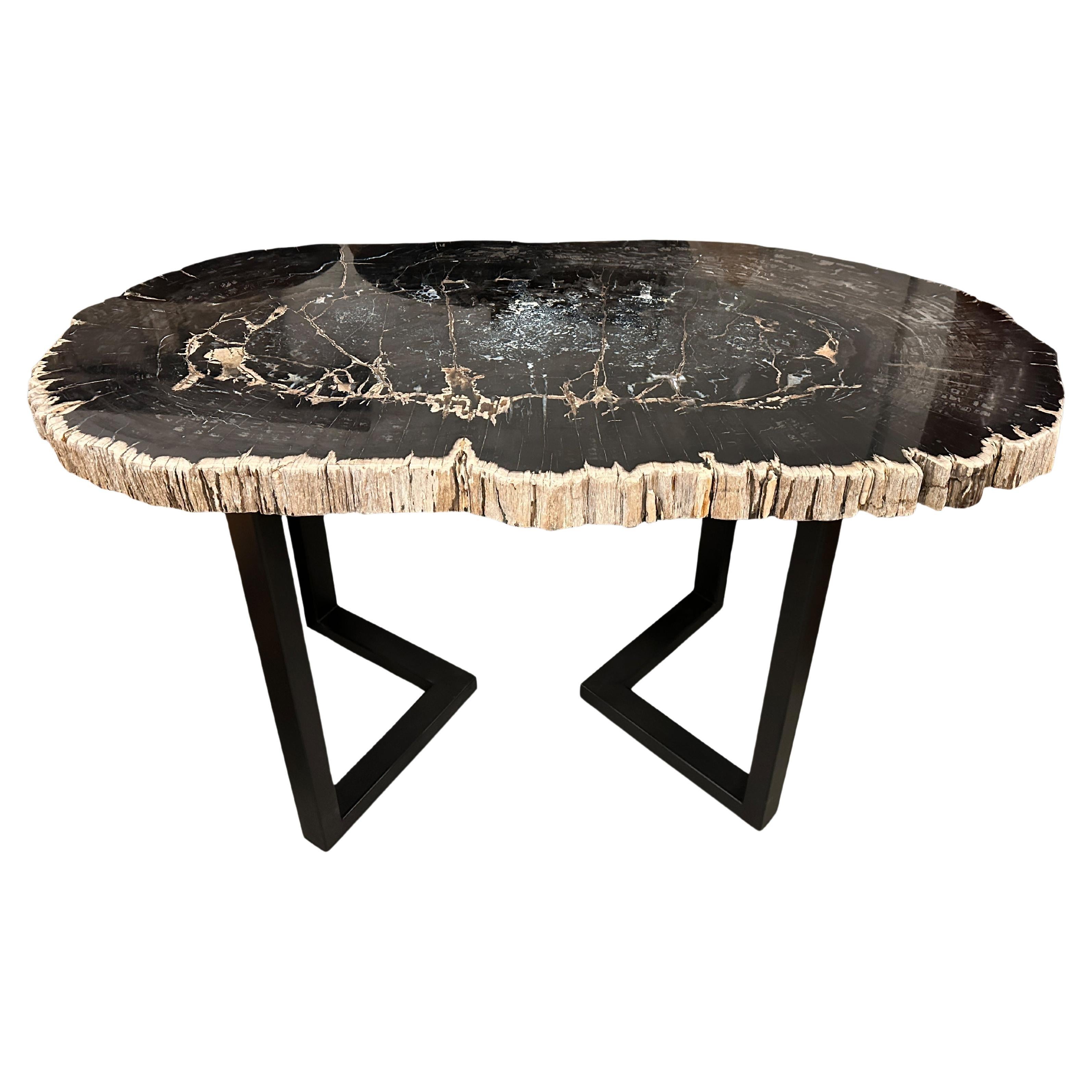 Andrianna Shamaris - Magnifique grande table en bois pétrifié