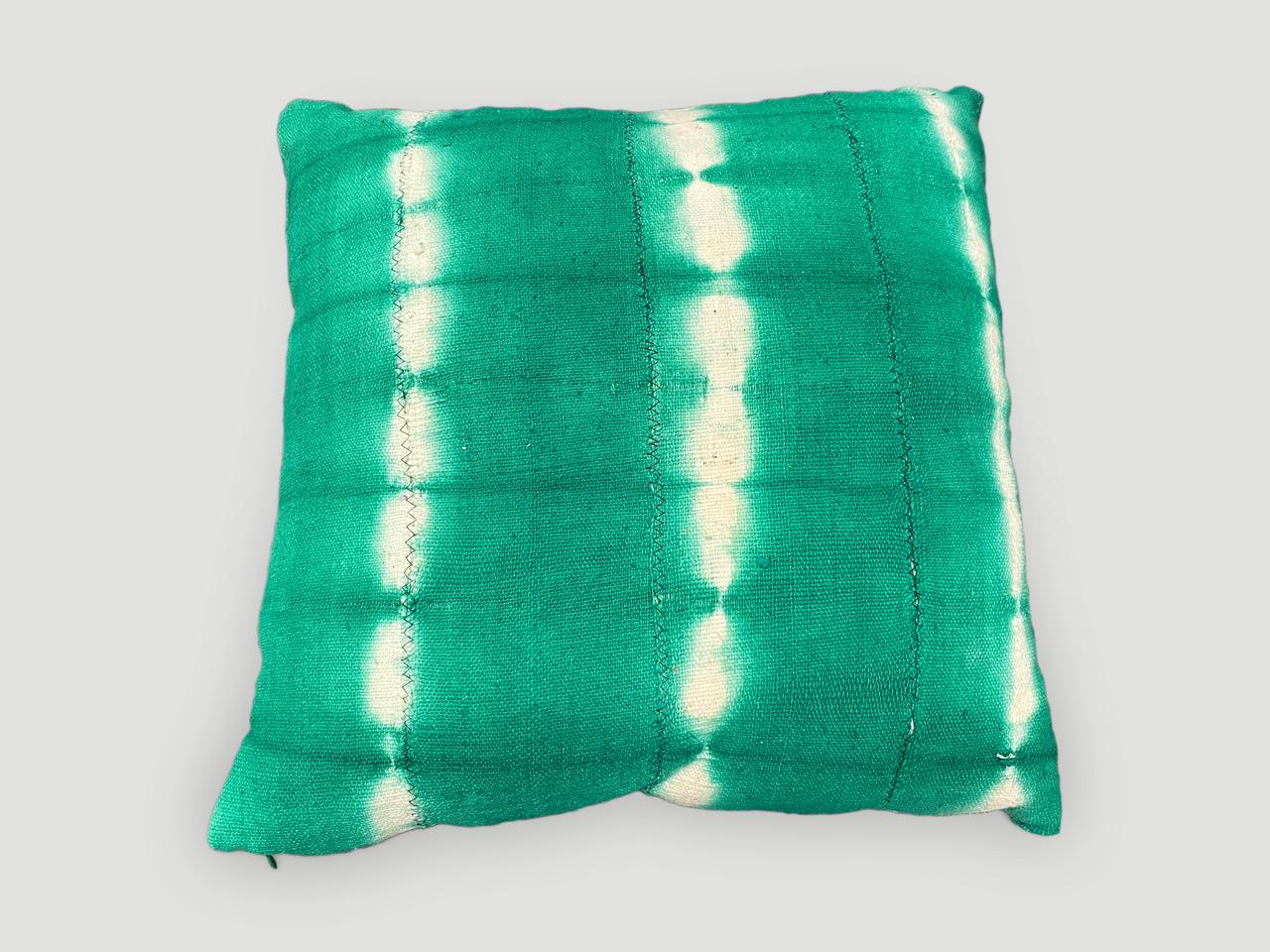 Grüner überfärbter Schlammstoff Mali-Textil aus Westafrika in Form eines Kissens. Doppelt unterlegt mit verdecktem Reißverschluss. Inklusive Einsatz. Wir haben eine Sammlung. Der Preis bezieht sich auf das abgebildete Exemplar.

Andrianna