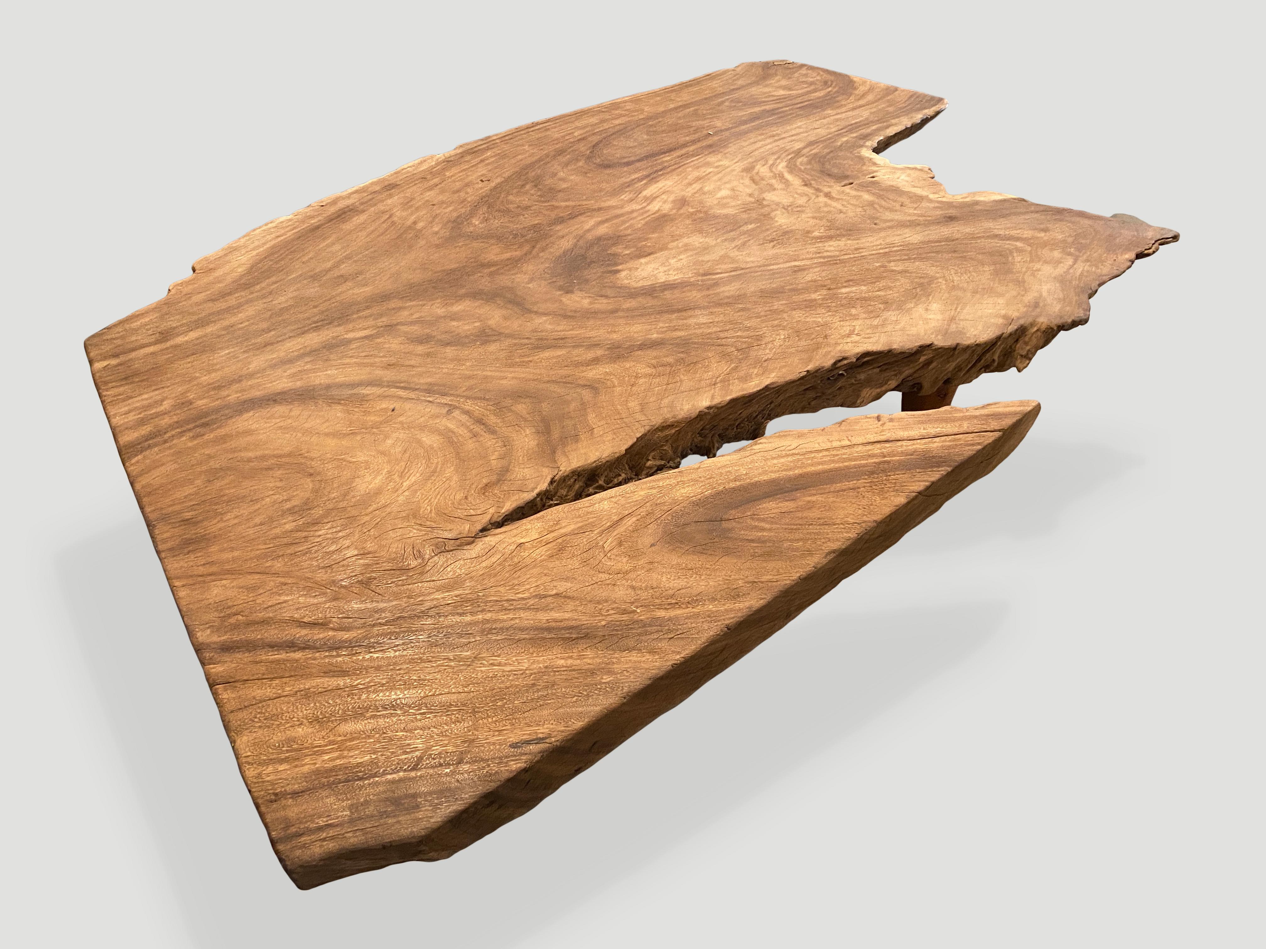 Table basse impressionnante en bois de suar d'une épaisseur de cinq pouces. Nous avons ajouté des pieds minimalistes de style mid-century en contraste. Finition à l'huile naturelle révélant le magnifique grain du bois. Nous pouvons réduire la