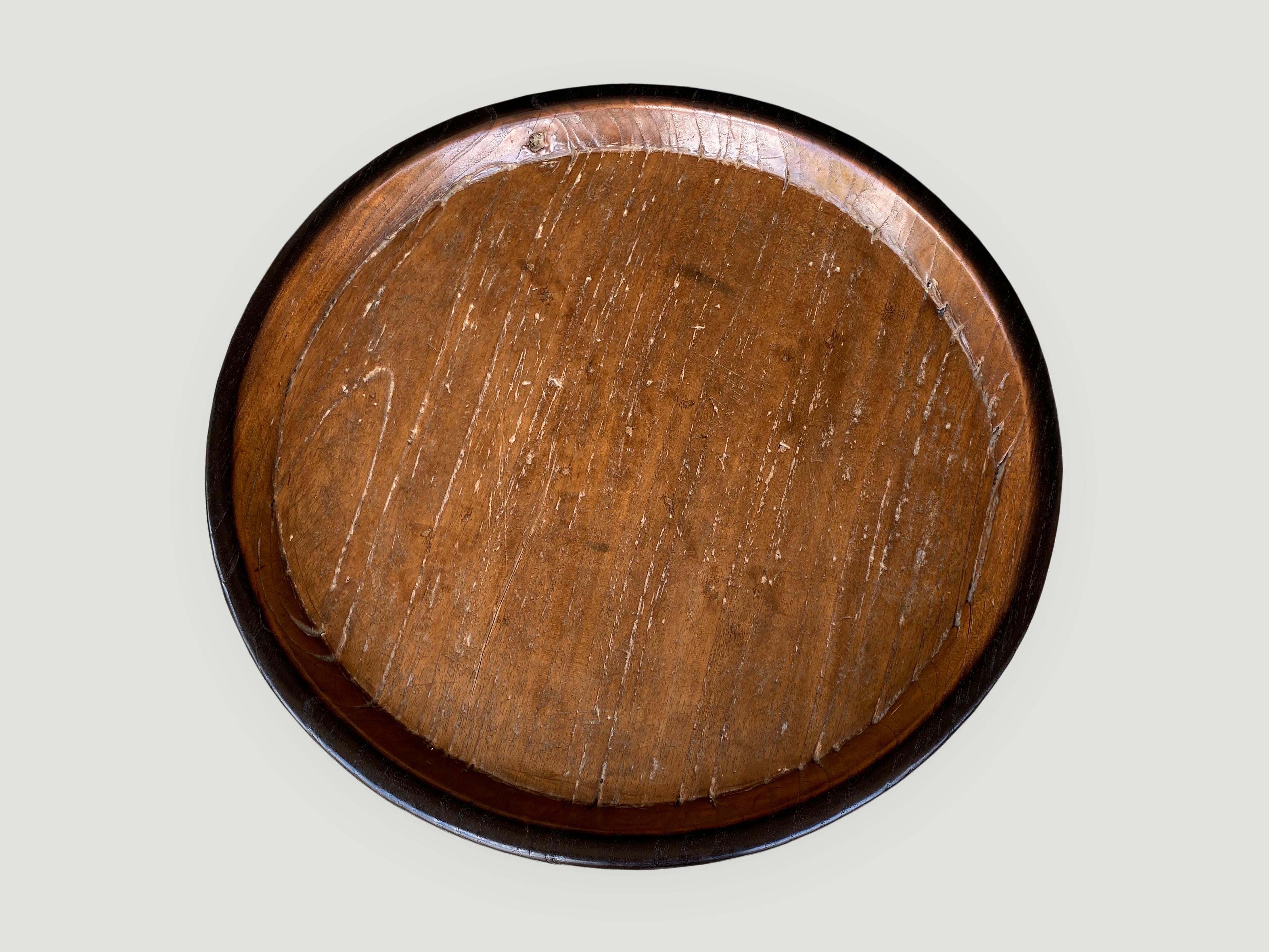 Voici la Collection Salsa, des meubles construits à la main du début à la fin. Nous avons ajouté des pieds arrondis en teck de style milieu de siècle à ce magnifique plateau en bois ancien. Nous avons également teinté le bord et les pieds en