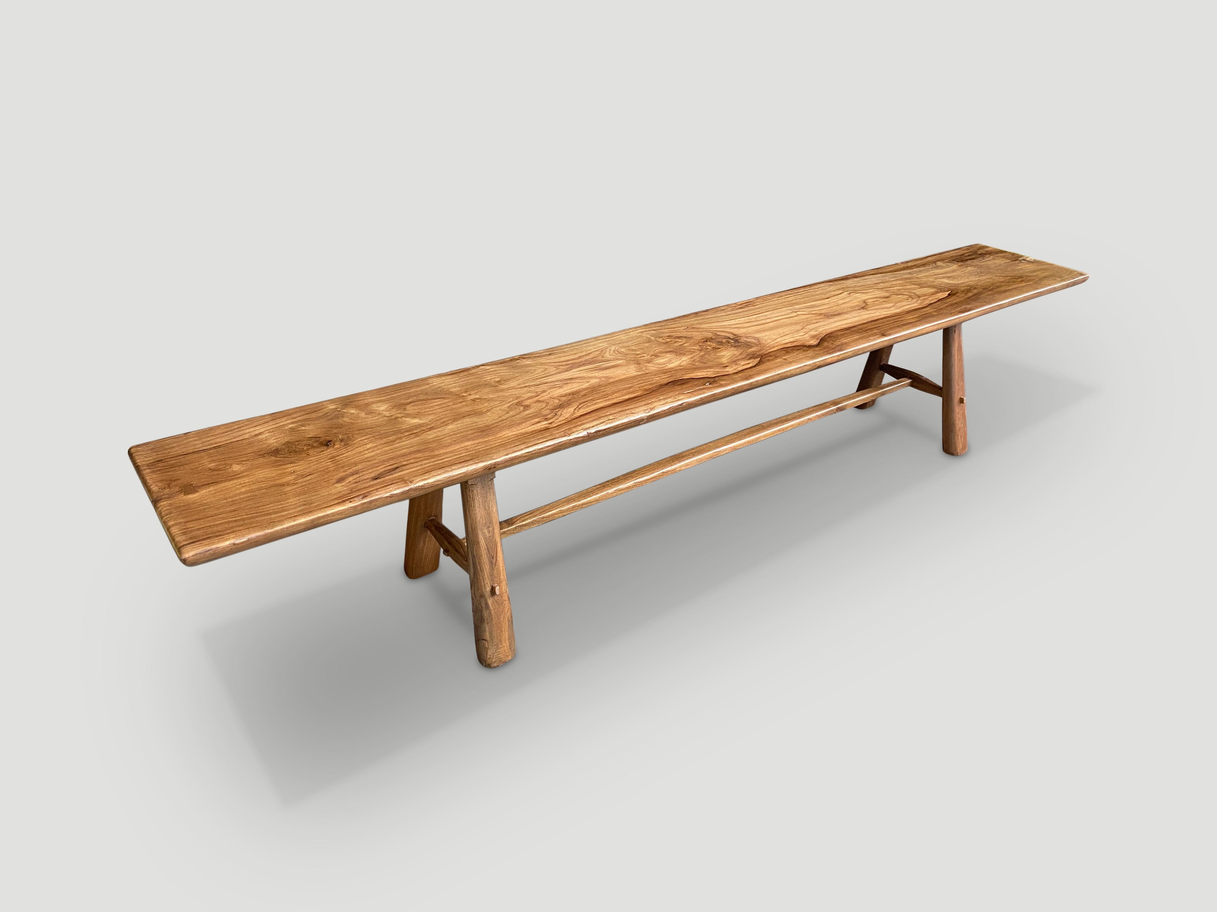 Ti presentiamo la collezione Couture di metà secolo. Mobili costruiti a mano dall'inizio alla fine. Un'unica lastra di teak di due pollici di spessore, proveniente dalla mia migliore collezione, viene intagliata e smussata a mano per produrre questa