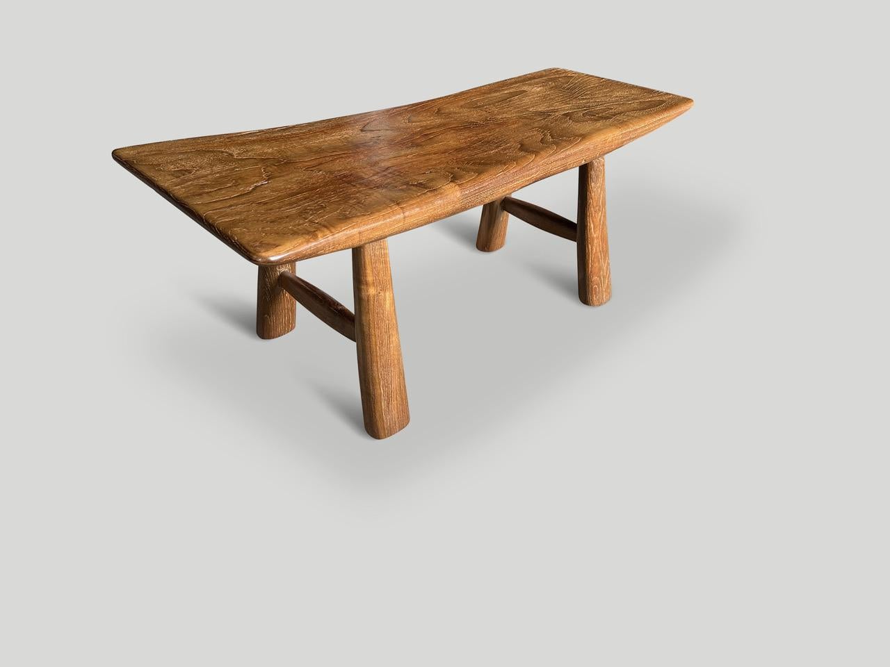 Un magnifique panneau antique en teck provenant de ma plus belle collection est façonné de manière experte pour former ce magnifique banc ou tabouret. Fait partie de la Collectional Mid Century Couture. Meubles construits à la main du début à la