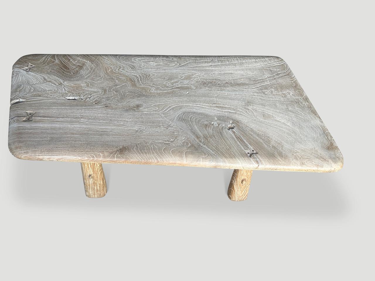 Une magnifique plaque de teck centenaire provenant de ma collection privée a été transformée en une table basse unique. Nous avons ajouté des accents uniques de papillons incrustés et une base de style milieu de siècle. Finition avec une teinture