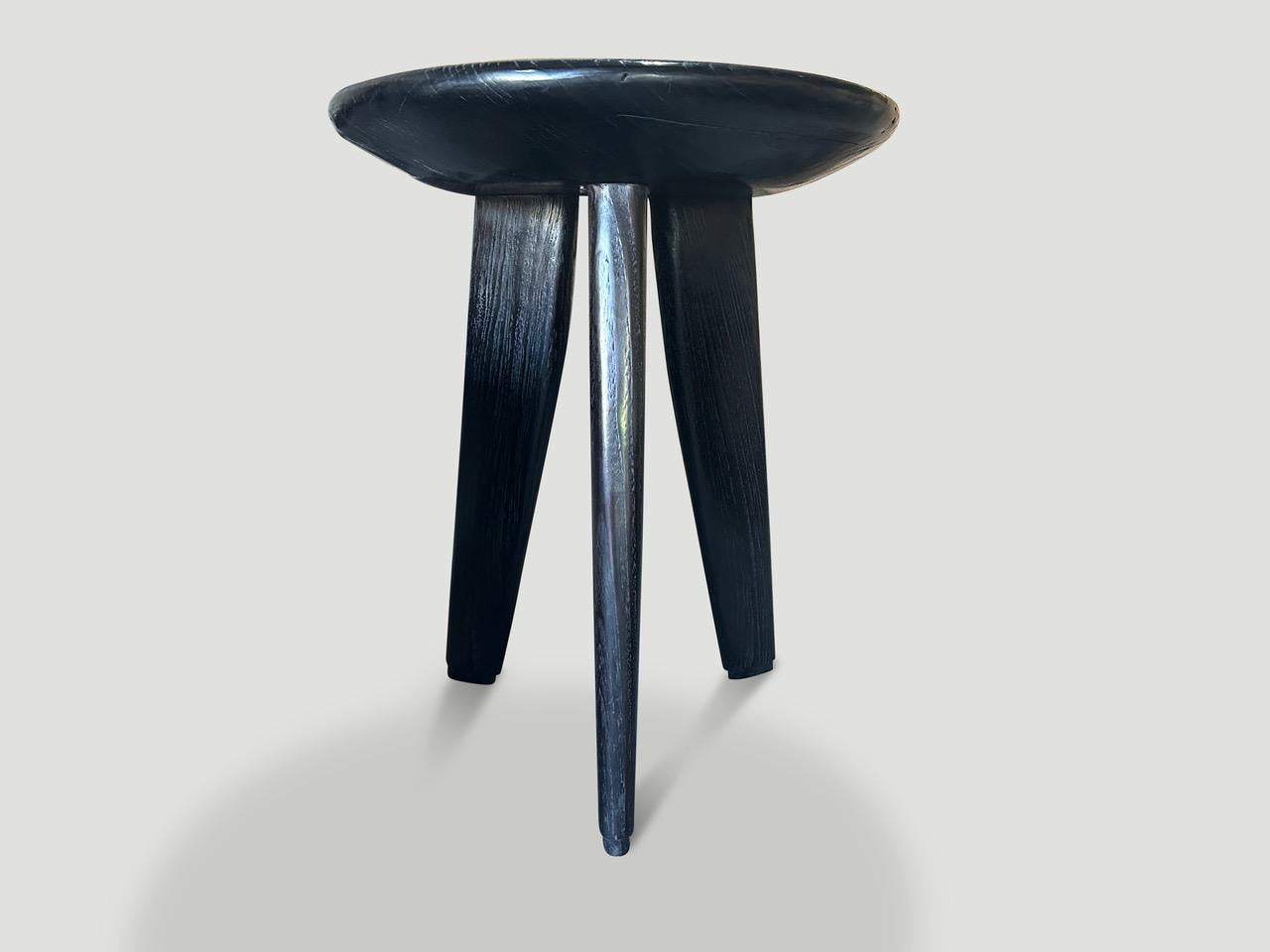 Une impressionnante dalle de teck antique provenant de ma plus belle collection est sculptée à la main pour produire cette magnifique table d'appoint avec un plateau biseauté de 4 pouces de profondeur. Nous avons ajouté trois pieds minimalistes et
