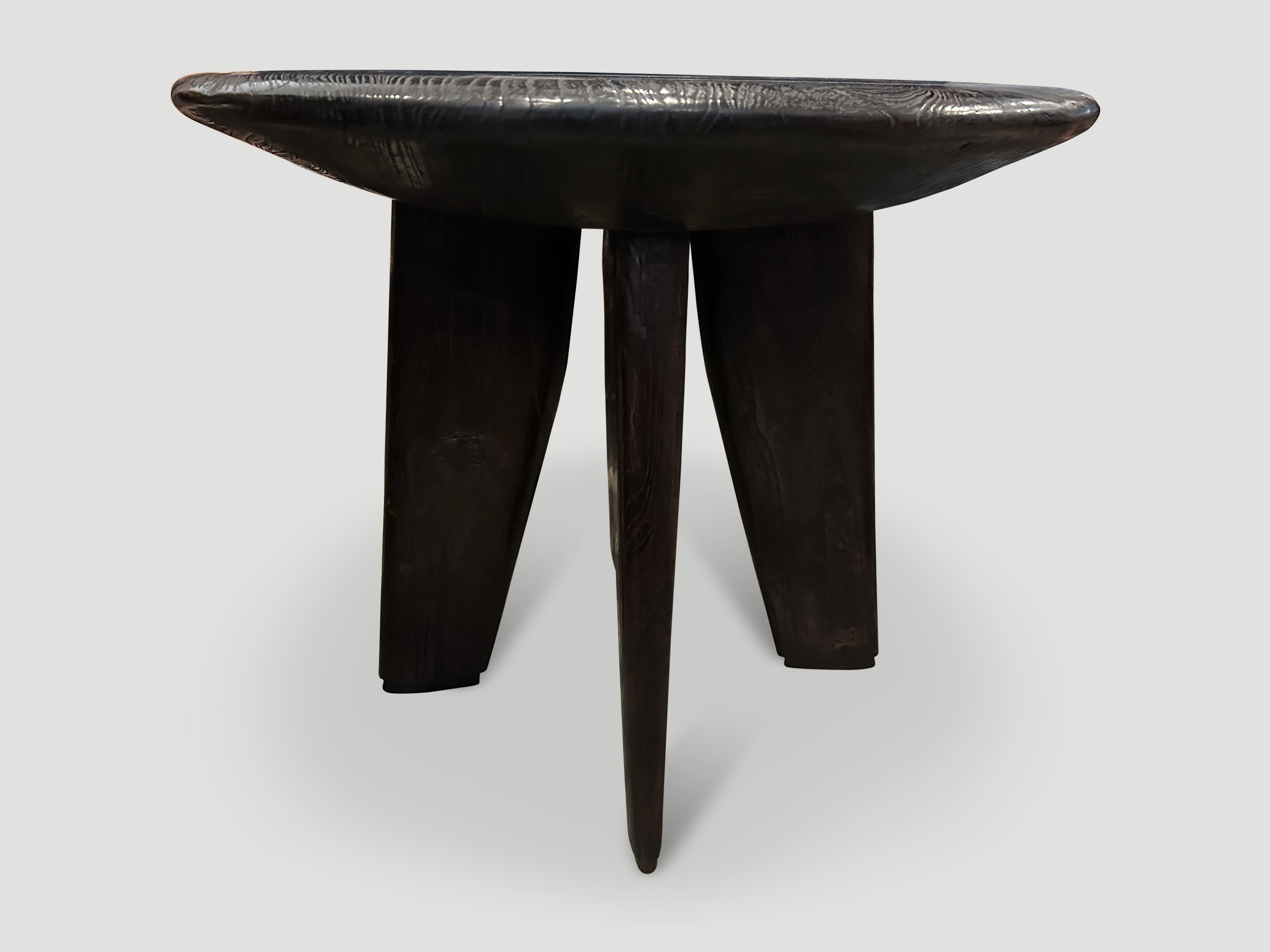 Une impressionnante plaque de teck vieille d'un siècle, provenant de ma plus belle collection, est sculptée à la main pour produire cette magnifique table avec un profond plateau biseauté de six pouces. Nous avons ajouté un détail papillon sur le
