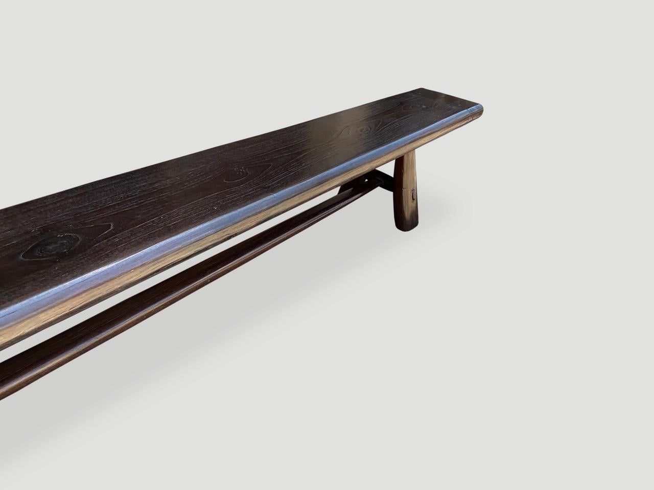 Wir stellen die Midcentury Couture Collection vor, Möbel, die von Anfang bis Ende von Hand gefertigt werden. Eine lange, minimalistische Bank, die aus einer einzigen 3-Zoll-Platte aus wiedergewonnenem Teakholz aus meiner schönsten Sammlung