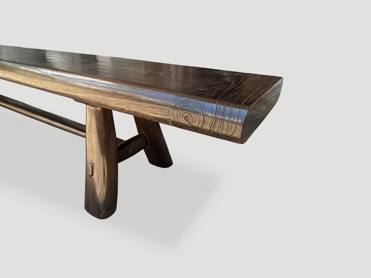 Andrianna Shamaris Midcentury Couture Espresso gebeiztes Teakholz Lange Bank im Zustand „Hervorragend“ im Angebot in New York, NY