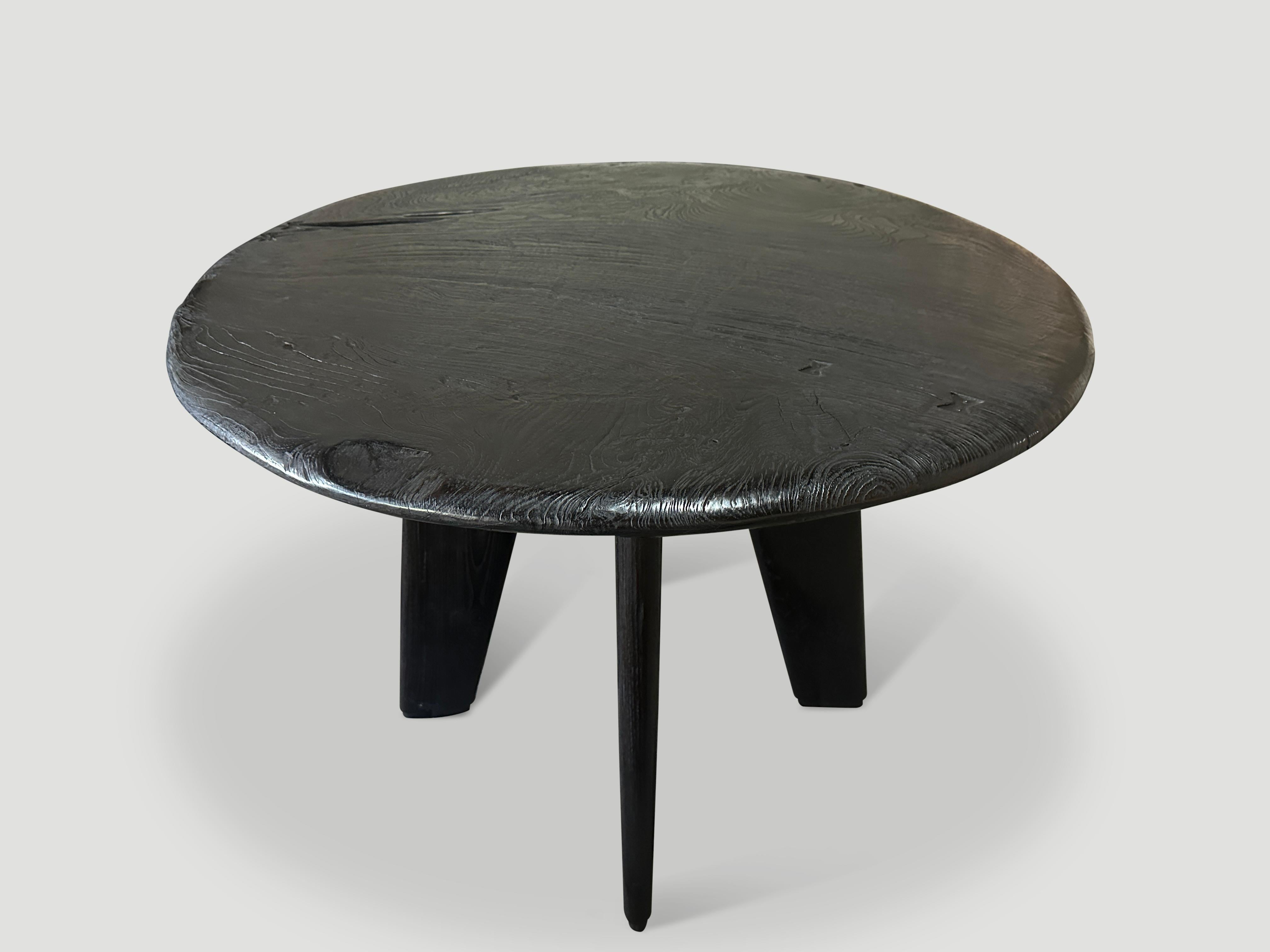 Une impressionnante dalle de teck vieille d'un siècle, provenant de ma plus belle collection, est sculptée à la main pour produire cette magnifique table avec un profond plateau biseauté de six pouces. Nous avons ajouté des détails de papillon sur