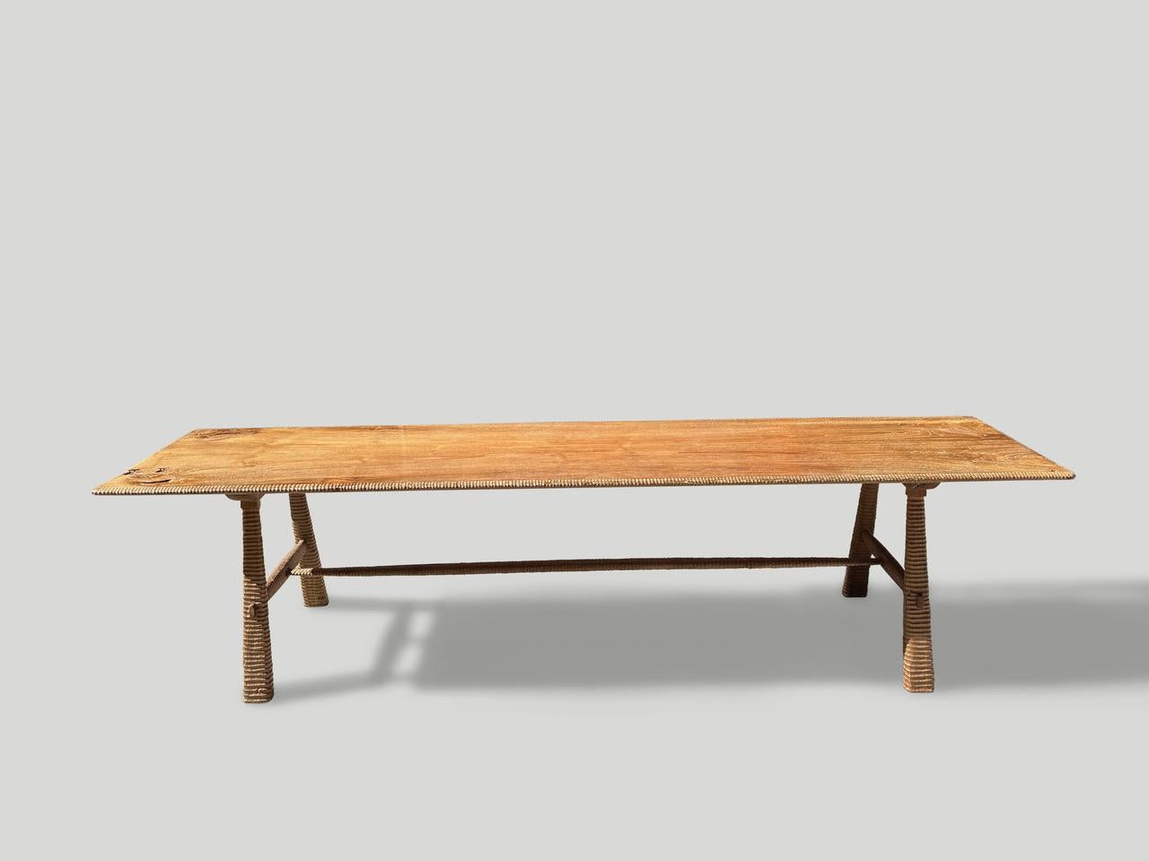 Ti presentiamo la collezione Mid Century Couture con il nostro esclusivo intaglio minimalista. Mobili costruiti a mano dall'inizio alla fine. Il bellissimo legno di teak recuperato dalla mia collezione più pregiata viene intagliato a mano dal nostro