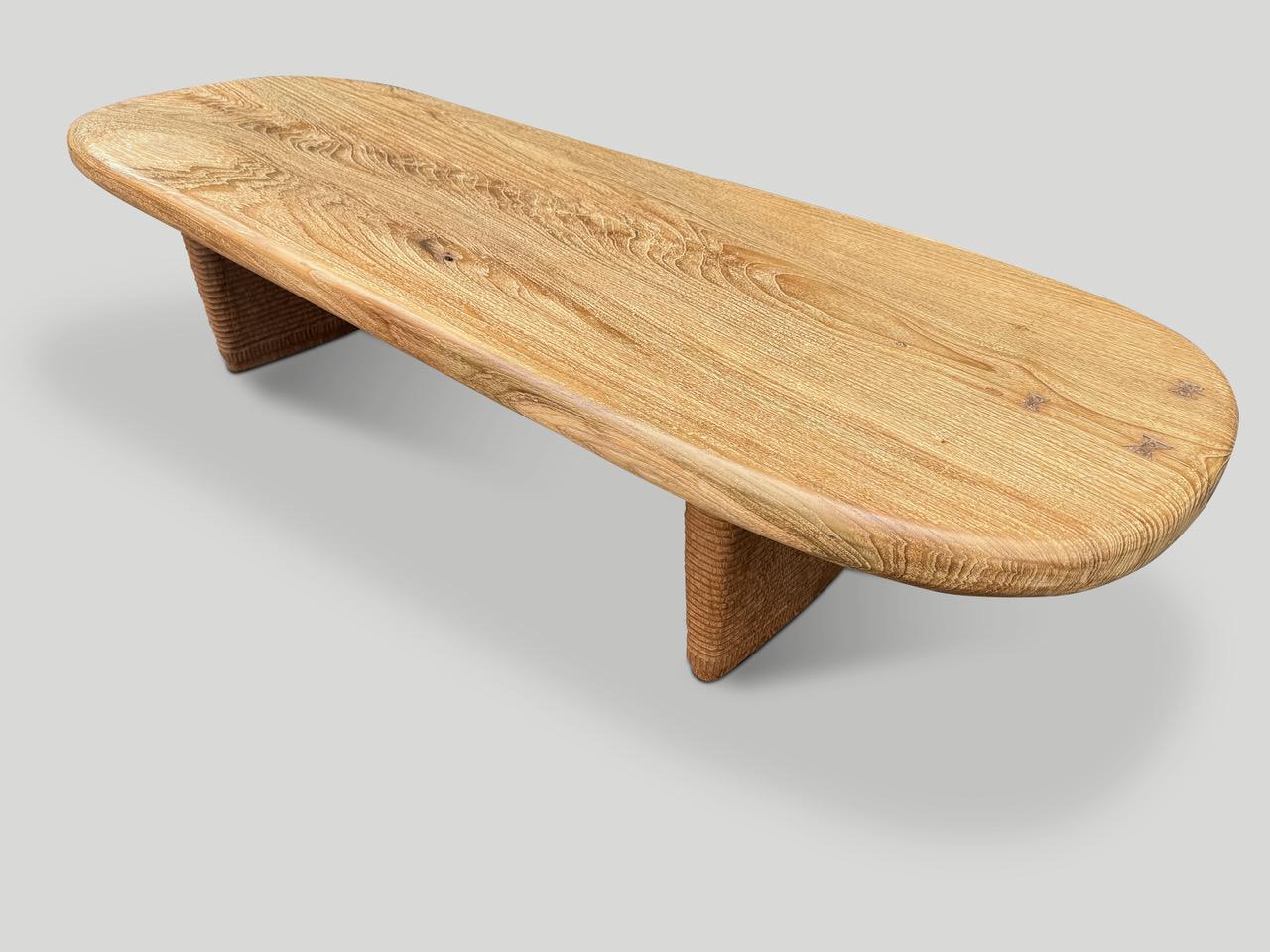 Une magnifique dalle de teck centenaire de trois pouces provenant de ma collection privée a été transformée à la main en une impressionnante table basse. Nous avons ajouté des accents uniques de papillons incrustés et une base de style milieu de