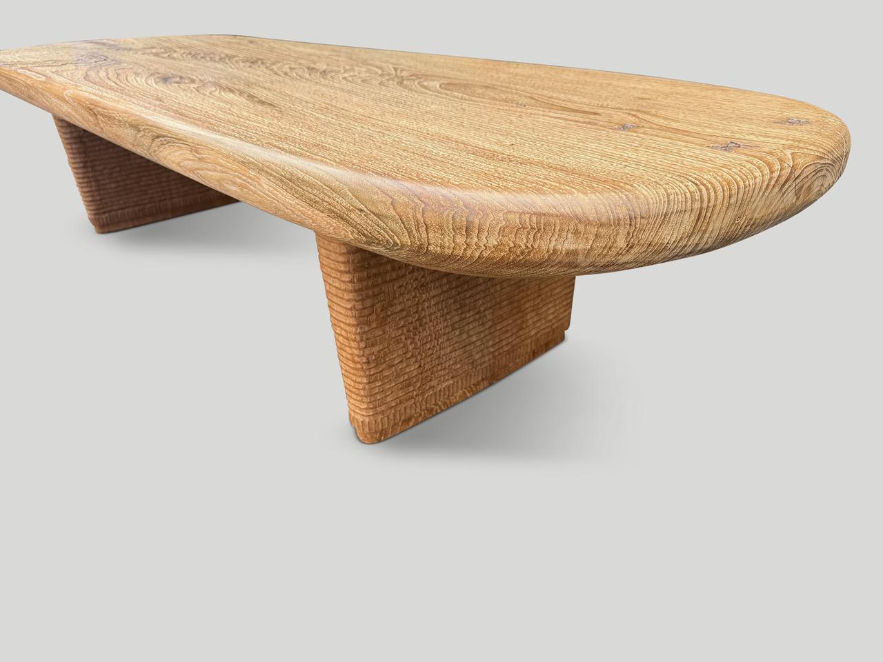 Andrianna Shamaris Mid Century Couture Table basse ovale Excellent état - En vente à New York, NY